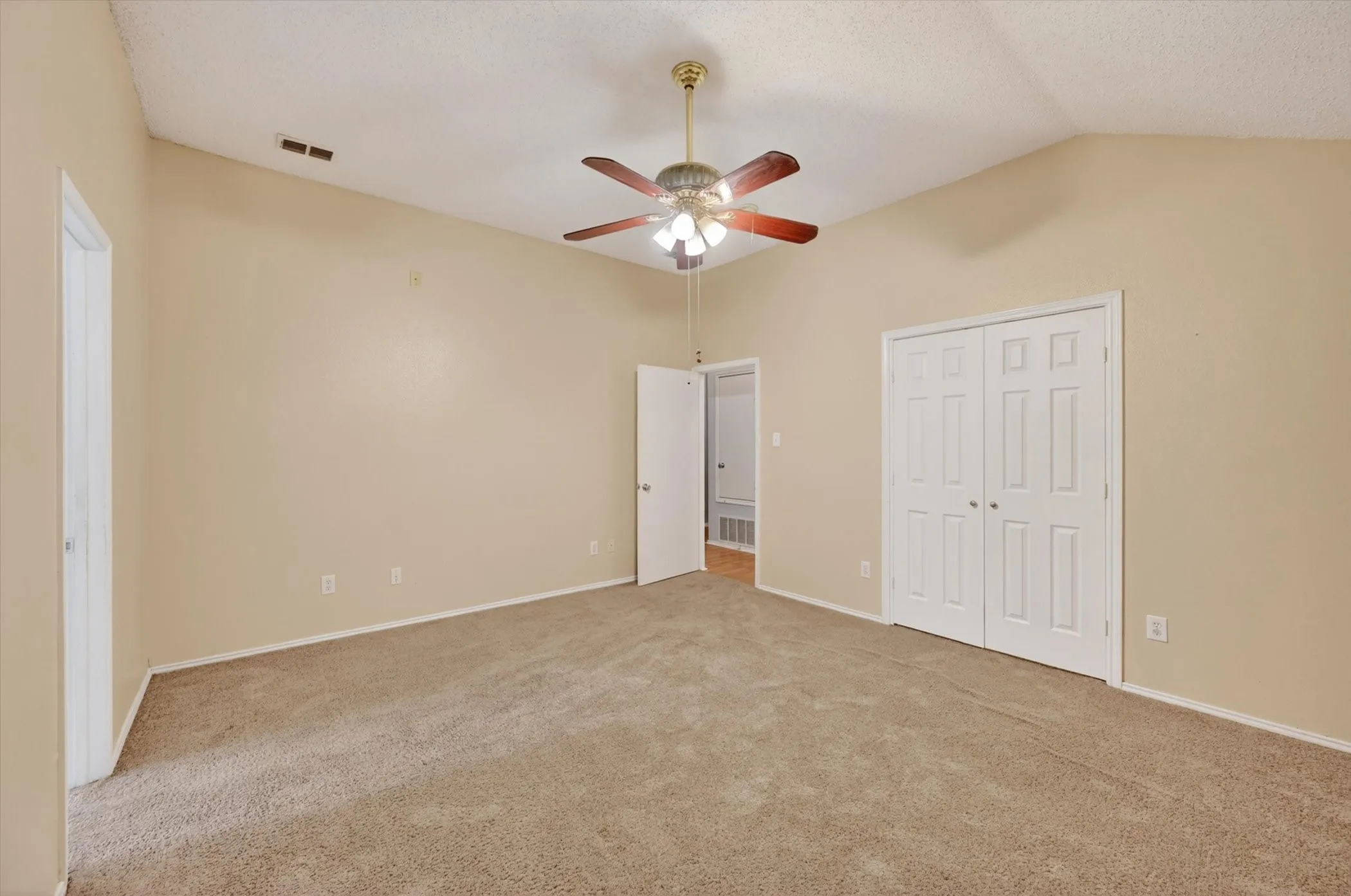 Single Family Residence For Sale in Johnson County , 1001 Ridge Top Drive, Burleson, Texas 76028, 4 Bedroom, 2 Bathroom, 2 Garage spaces, 1,703 Sqft, built in 2001, mls#21276119, Real Estate Agent in Burleson, Homes For Sale in Johnson county, Homes For Sale in Burleson, Realtor in Burleson Texas, Real Estate Brokerage Independent Realty Texas, Luminita Cordes Realtor