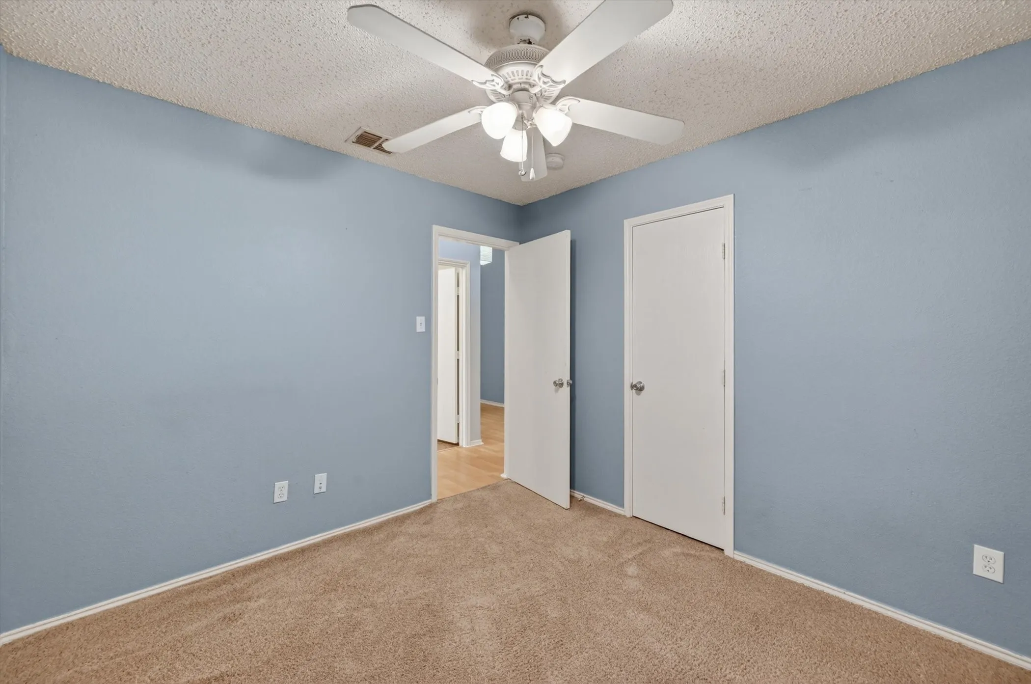 Single Family Residence For Sale in Johnson County , 1001 Ridge Top Drive, Burleson, Texas 76028, 4 Bedroom, 2 Bathroom, 2 Garage spaces, 1,703 Sqft, built in 2001, mls#21276119, Real Estate Agent in Burleson, Homes For Sale in Johnson county, Homes For Sale in Burleson, Realtor in Burleson Texas, Real Estate Brokerage Independent Realty Texas, Luminita Cordes Realtor