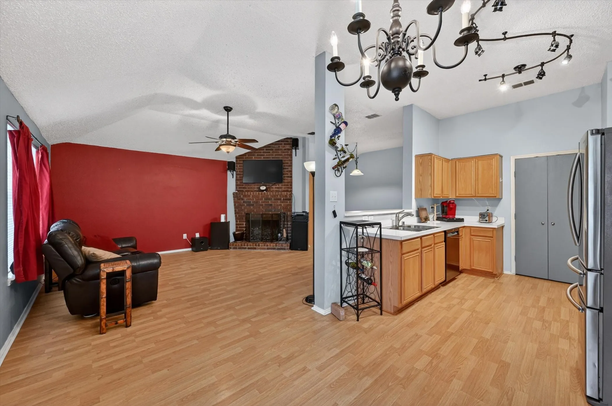 Single Family Residence For Sale in Johnson County , 1001 Ridge Top Drive, Burleson, Texas 76028, 4 Bedroom, 2 Bathroom, 2 Garage spaces, 1,703 Sqft, built in 2001, mls#21276119, Real Estate Agent in Burleson, Homes For Sale in Johnson county, Homes For Sale in Burleson, Realtor in Burleson Texas, Real Estate Brokerage Independent Realty Texas, Luminita Cordes Realtor