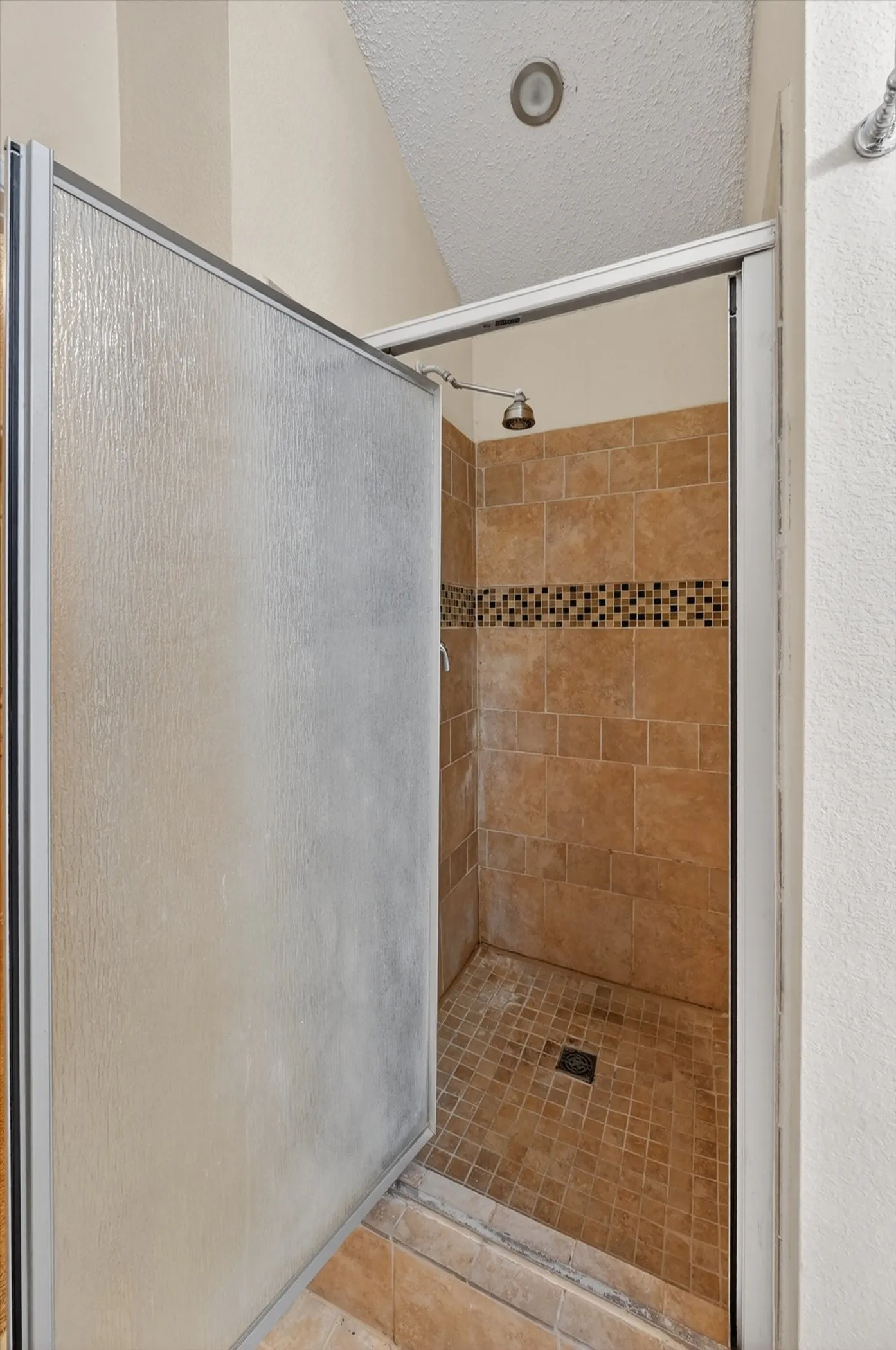 Single Family Residence For Sale in Johnson County , 1001 Ridge Top Drive, Burleson, Texas 76028, 4 Bedroom, 2 Bathroom, 2 Garage spaces, 1,703 Sqft, built in 2001, mls#21276119, Real Estate Agent in Burleson, Homes For Sale in Johnson county, Homes For Sale in Burleson, Realtor in Burleson Texas, Real Estate Brokerage Independent Realty Texas, Luminita Cordes Realtor