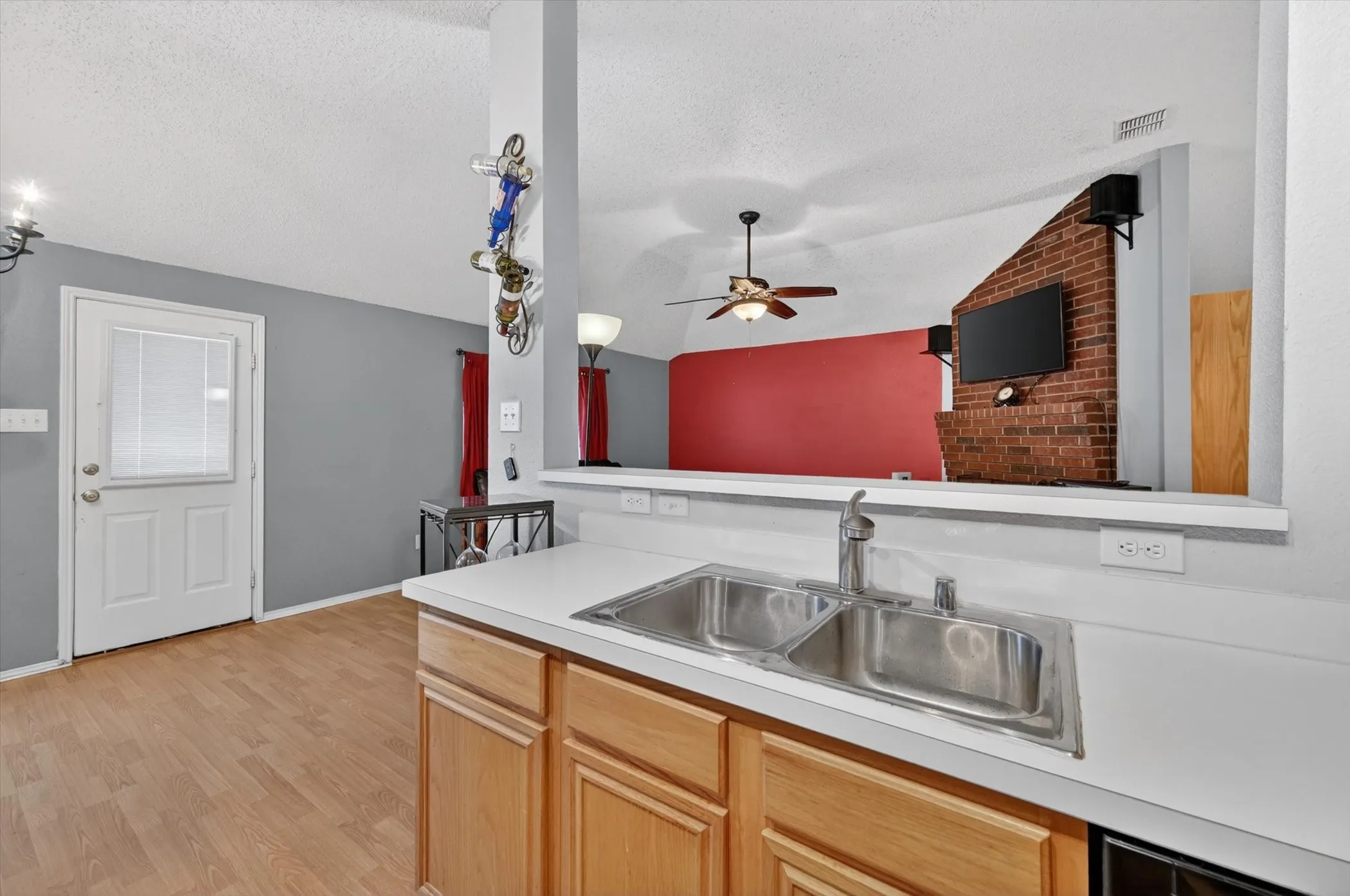 Single Family Residence For Sale in Johnson County , 1001 Ridge Top Drive, Burleson, Texas 76028, 4 Bedroom, 2 Bathroom, 2 Garage spaces, 1,703 Sqft, built in 2001, mls#21276119, Real Estate Agent in Burleson, Homes For Sale in Johnson county, Homes For Sale in Burleson, Realtor in Burleson Texas, Real Estate Brokerage Independent Realty Texas, Luminita Cordes Realtor