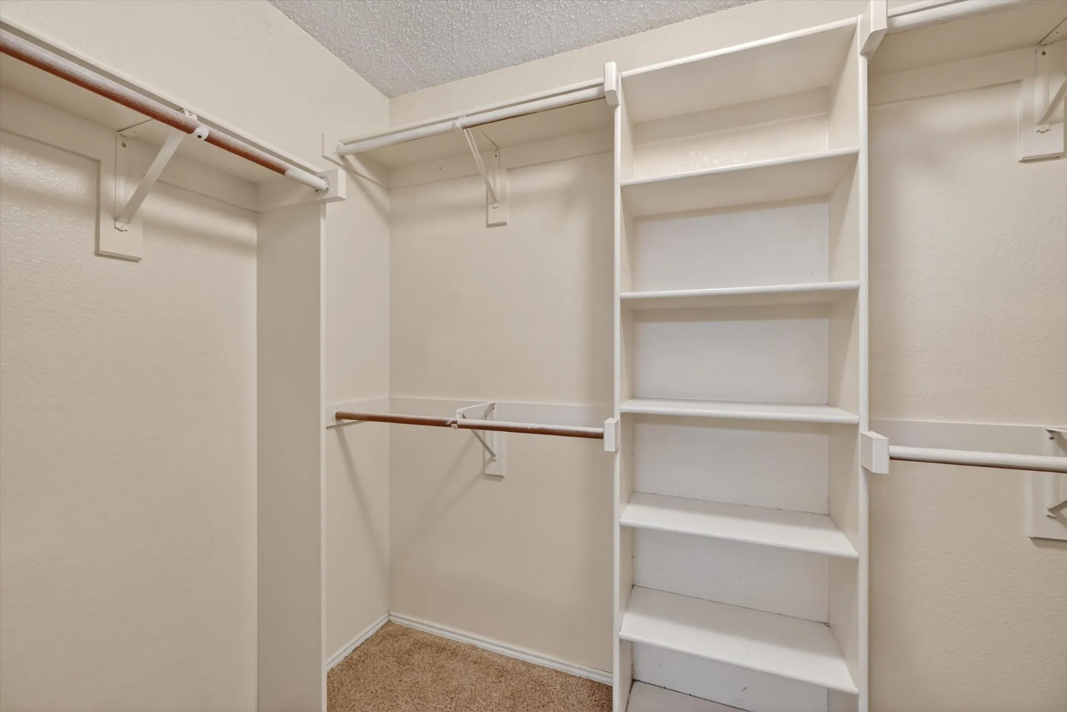 Single Family Residence For Sale in Johnson County , 1001 Ridge Top Drive, Burleson, Texas 76028, 4 Bedroom, 2 Bathroom, 2 Garage spaces, 1,703 Sqft, built in 2001, mls#21276119, Real Estate Agent in Burleson, Homes For Sale in Johnson county, Homes For Sale in Burleson, Realtor in Burleson Texas, Real Estate Brokerage Independent Realty Texas, Luminita Cordes Realtor