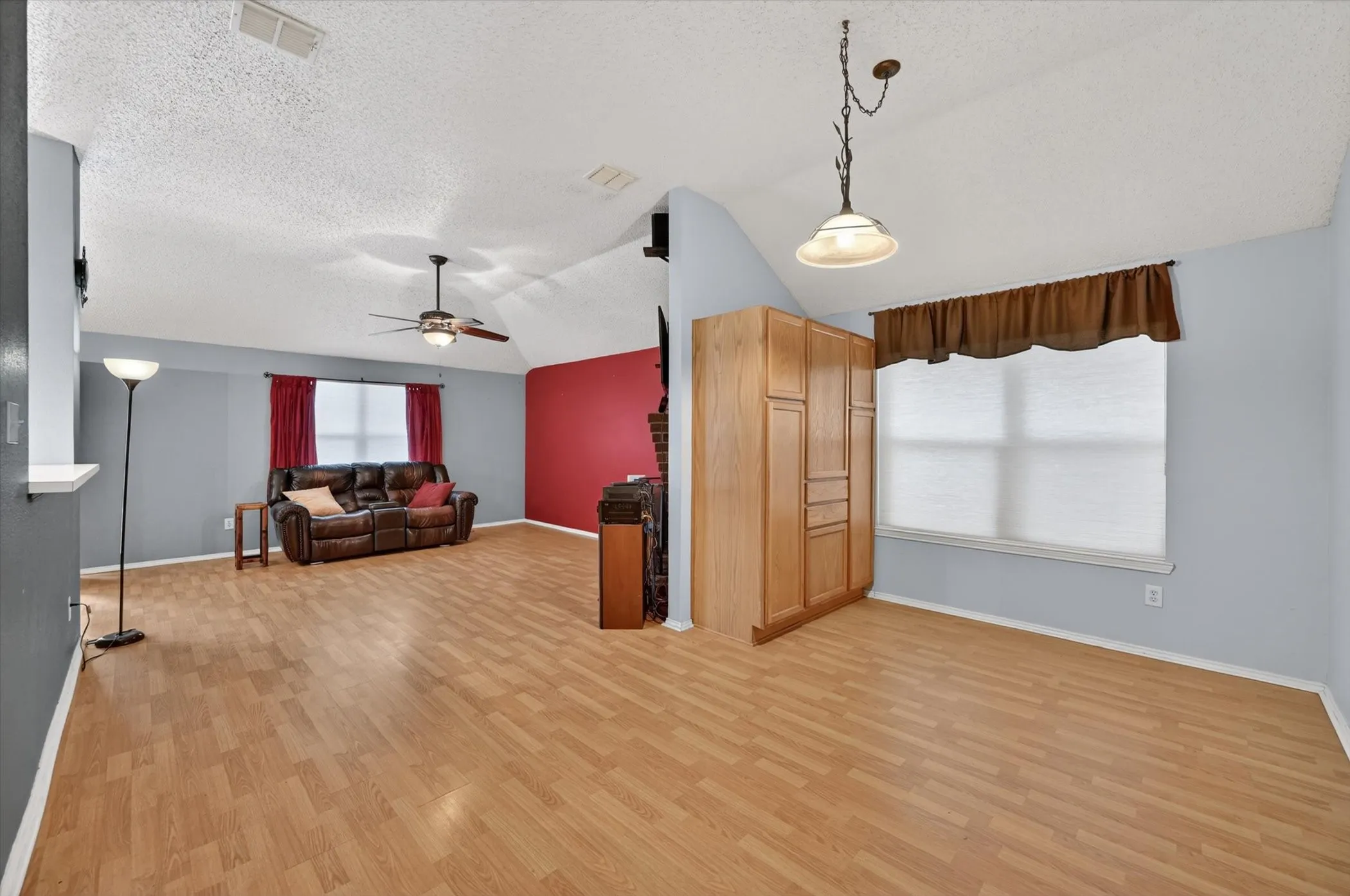 Single Family Residence For Sale in Johnson County , 1001 Ridge Top Drive, Burleson, Texas 76028, 4 Bedroom, 2 Bathroom, 2 Garage spaces, 1,703 Sqft, built in 2001, mls#21276119, Real Estate Agent in Burleson, Homes For Sale in Johnson county, Homes For Sale in Burleson, Realtor in Burleson Texas, Real Estate Brokerage Independent Realty Texas, Luminita Cordes Realtor