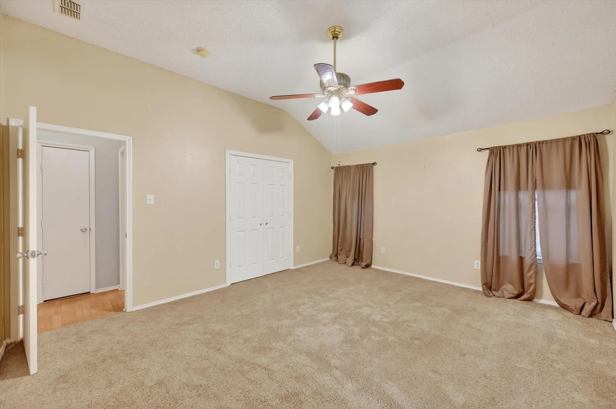 Single Family Residence For Sale in Johnson County , 1001 Ridge Top Drive, Burleson, Texas 76028, 4 Bedroom, 2 Bathroom, 2 Garage spaces, 1,703 Sqft, built in 2001, mls#21276119, Real Estate Agent in Burleson, Homes For Sale in Johnson county, Homes For Sale in Burleson, Realtor in Burleson Texas, Real Estate Brokerage Independent Realty Texas, Luminita Cordes Realtor