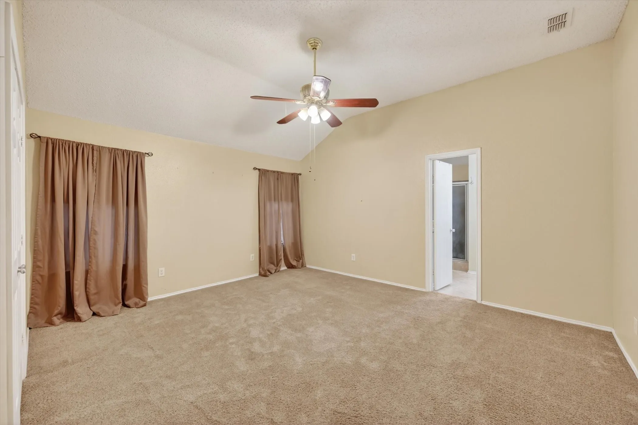 Single Family Residence For Sale in Johnson County , 1001 Ridge Top Drive, Burleson, Texas 76028, 4 Bedroom, 2 Bathroom, 2 Garage spaces, 1,703 Sqft, built in 2001, mls#21276119, Real Estate Agent in Burleson, Homes For Sale in Johnson county, Homes For Sale in Burleson, Realtor in Burleson Texas, Real Estate Brokerage Independent Realty Texas, Luminita Cordes Realtor