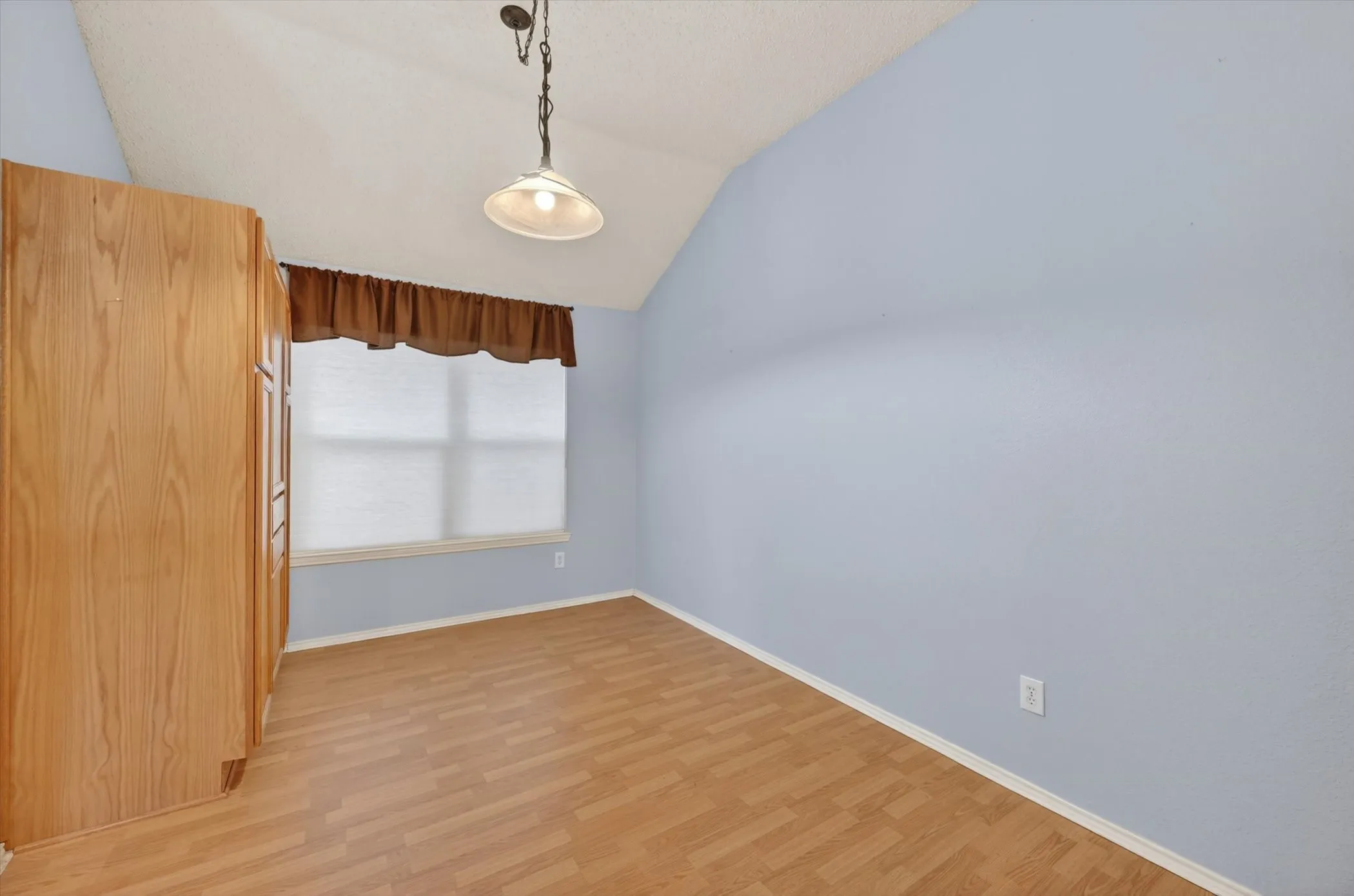Single Family Residence For Sale in Johnson County , 1001 Ridge Top Drive, Burleson, Texas 76028, 4 Bedroom, 2 Bathroom, 2 Garage spaces, 1,703 Sqft, built in 2001, mls#21276119, Real Estate Agent in Burleson, Homes For Sale in Johnson county, Homes For Sale in Burleson, Realtor in Burleson Texas, Real Estate Brokerage Independent Realty Texas, Luminita Cordes Realtor