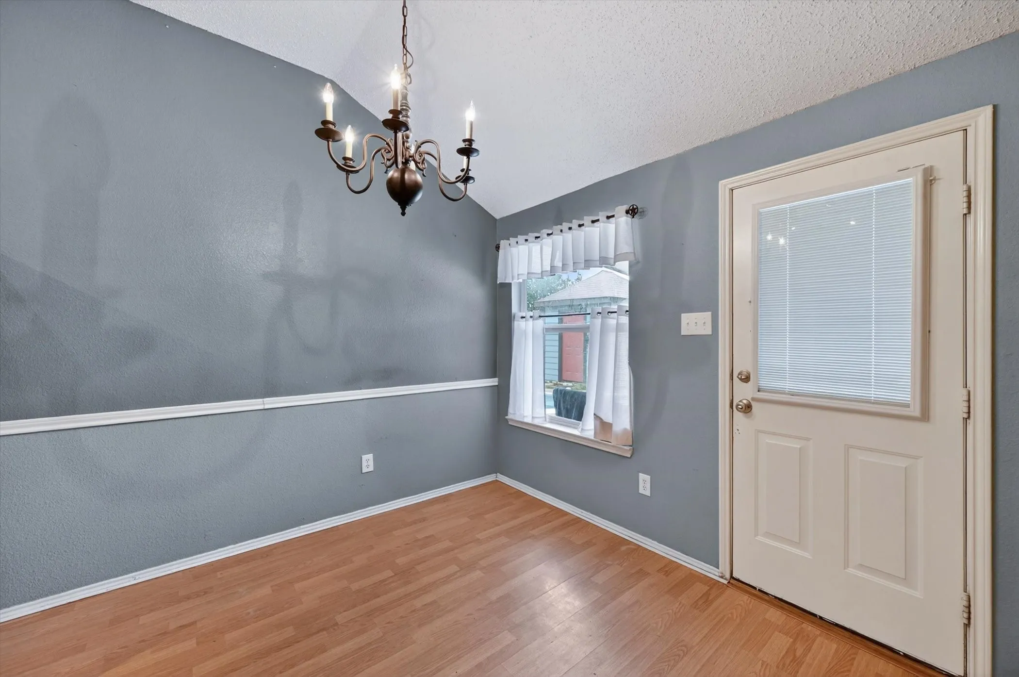 Single Family Residence For Sale in Johnson County , 1001 Ridge Top Drive, Burleson, Texas 76028, 4 Bedroom, 2 Bathroom, 2 Garage spaces, 1,703 Sqft, built in 2001, mls#21276119, Real Estate Agent in Burleson, Homes For Sale in Johnson county, Homes For Sale in Burleson, Realtor in Burleson Texas, Real Estate Brokerage Independent Realty Texas, Luminita Cordes Realtor
