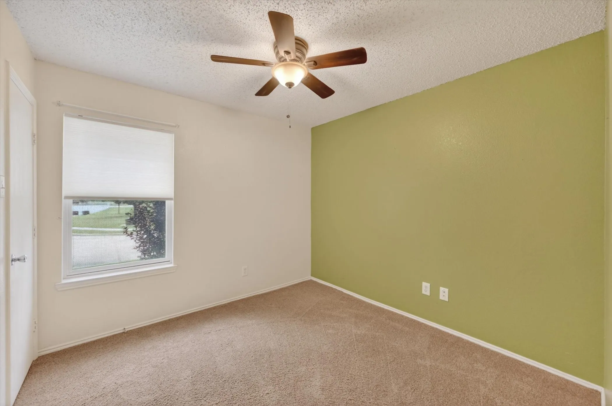 Single Family Residence For Sale in Johnson County , 1001 Ridge Top Drive, Burleson, Texas 76028, 4 Bedroom, 2 Bathroom, 2 Garage spaces, 1,703 Sqft, built in 2001, mls#21276119, Real Estate Agent in Burleson, Homes For Sale in Johnson county, Homes For Sale in Burleson, Realtor in Burleson Texas, Real Estate Brokerage Independent Realty Texas, Luminita Cordes Realtor