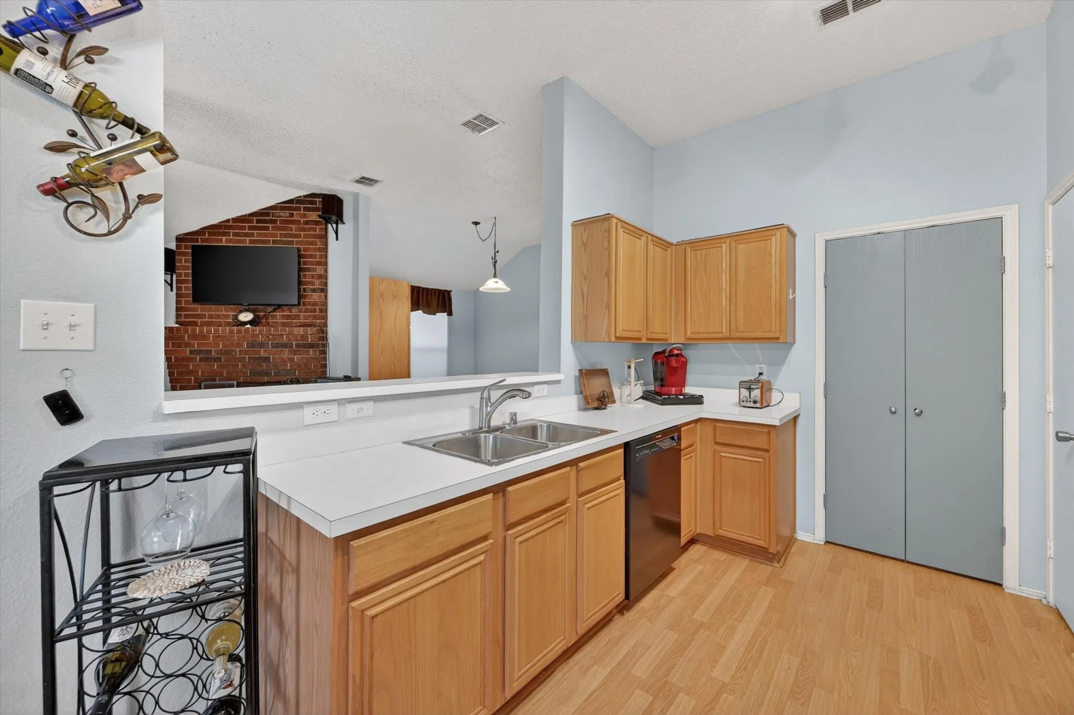 Single Family Residence For Sale in Johnson County , 1001 Ridge Top Drive, Burleson, Texas 76028, 4 Bedroom, 2 Bathroom, 2 Garage spaces, 1,703 Sqft, built in 2001, mls#21276119, Real Estate Agent in Burleson, Homes For Sale in Johnson county, Homes For Sale in Burleson, Realtor in Burleson Texas, Real Estate Brokerage Independent Realty Texas, Luminita Cordes Realtor
