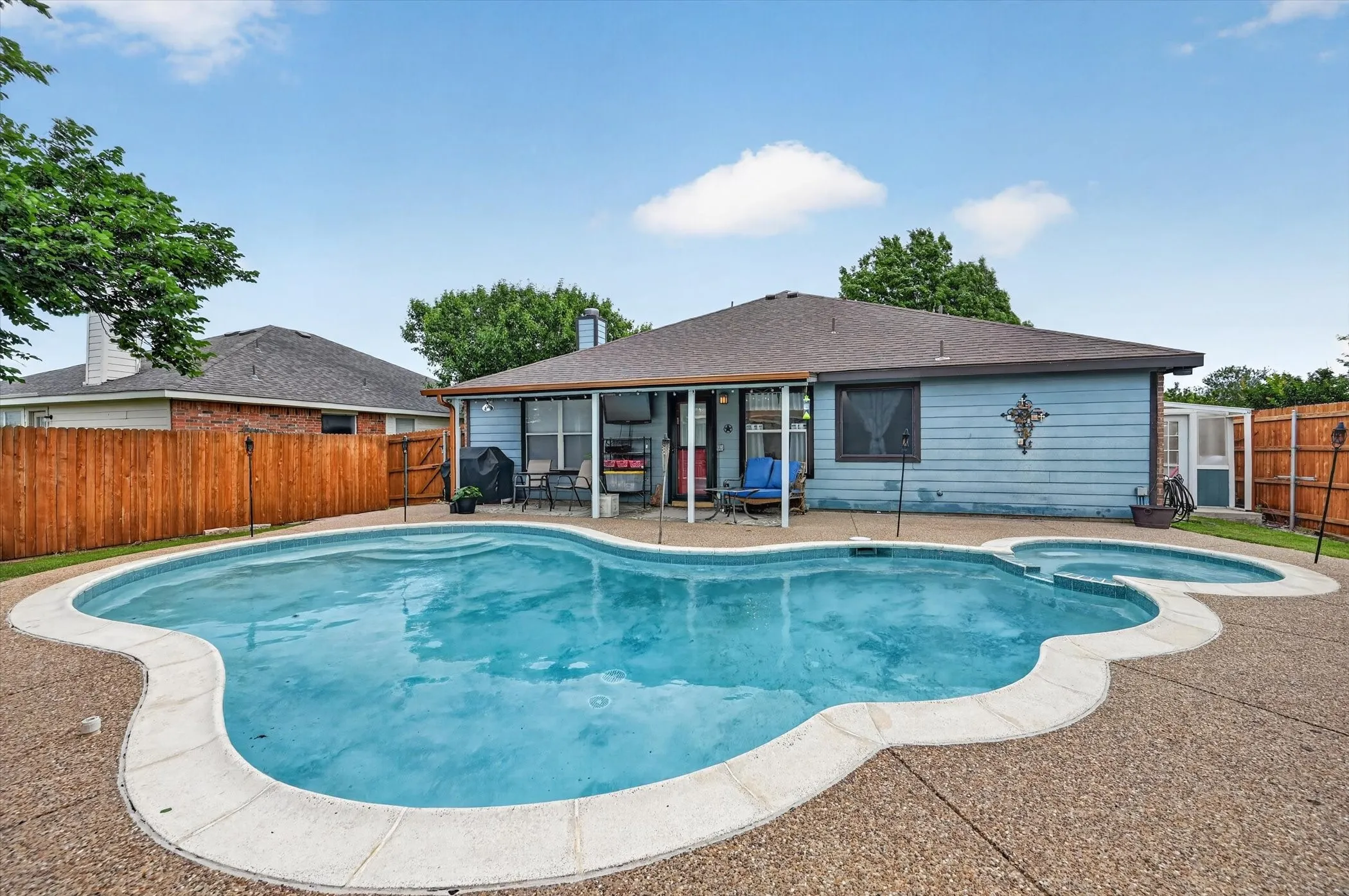 Single Family Residence For Sale in Johnson County , 1001 Ridge Top Drive, Burleson, Texas 76028, 4 Bedroom, 2 Bathroom, 2 Garage spaces, 1,703 Sqft, built in 2001, mls#21276119, Real Estate Agent in Burleson, Homes For Sale in Johnson county, Homes For Sale in Burleson, Realtor in Burleson Texas, Real Estate Brokerage Independent Realty Texas, Luminita Cordes Realtor