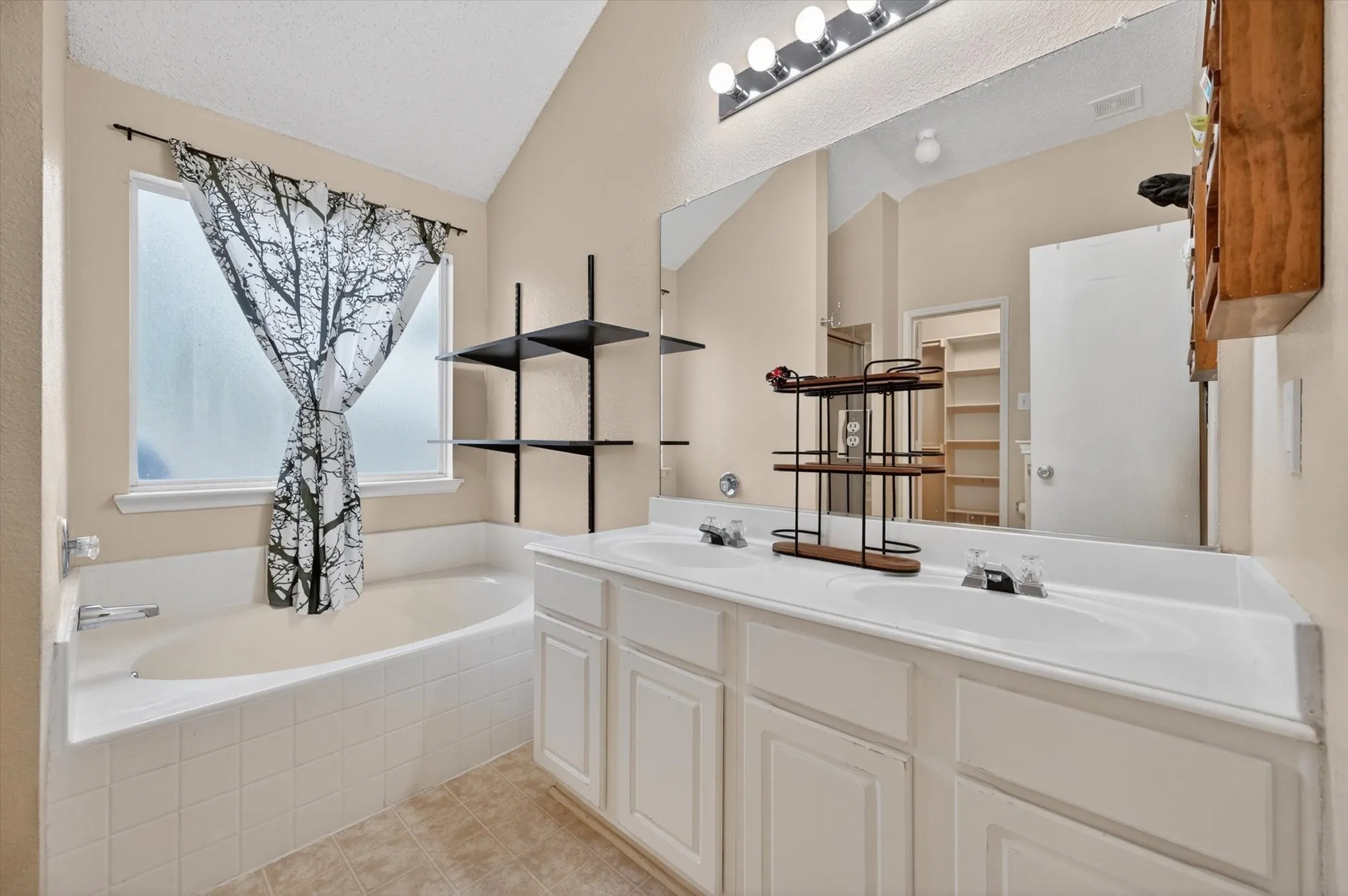 Single Family Residence For Sale in Johnson County , 1001 Ridge Top Drive, Burleson, Texas 76028, 4 Bedroom, 2 Bathroom, 2 Garage spaces, 1,703 Sqft, built in 2001, mls#21276119, Real Estate Agent in Burleson, Homes For Sale in Johnson county, Homes For Sale in Burleson, Realtor in Burleson Texas, Real Estate Brokerage Independent Realty Texas, Luminita Cordes Realtor