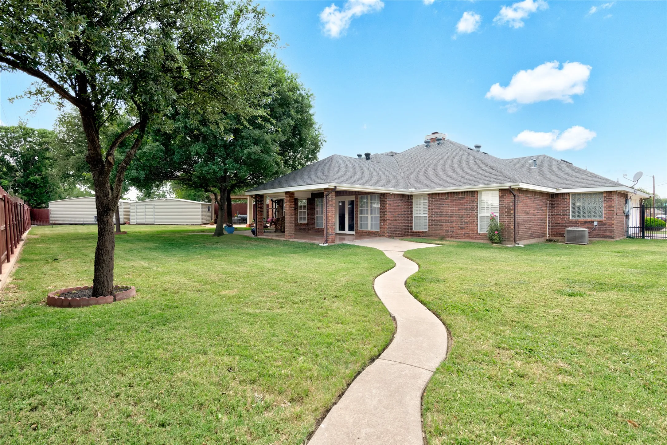 Single Family Residence For Sale in Taylor County , 1041 Parsons Road, Abilene, Texas 79602, 3 Bedrooms, 3 Bathrooms, 2 Garage spaces, 2,703 Sqft, built in 1998, Price $465,000, mls#21272248, Real Estate Agent in Abilene, Homes For Sale in Taylor county, Homes For Sale in Abilene, Realtor in Abilene Texas, Real Estate Brokerage Independent Realty Texas, Luminita Cordes Realtor