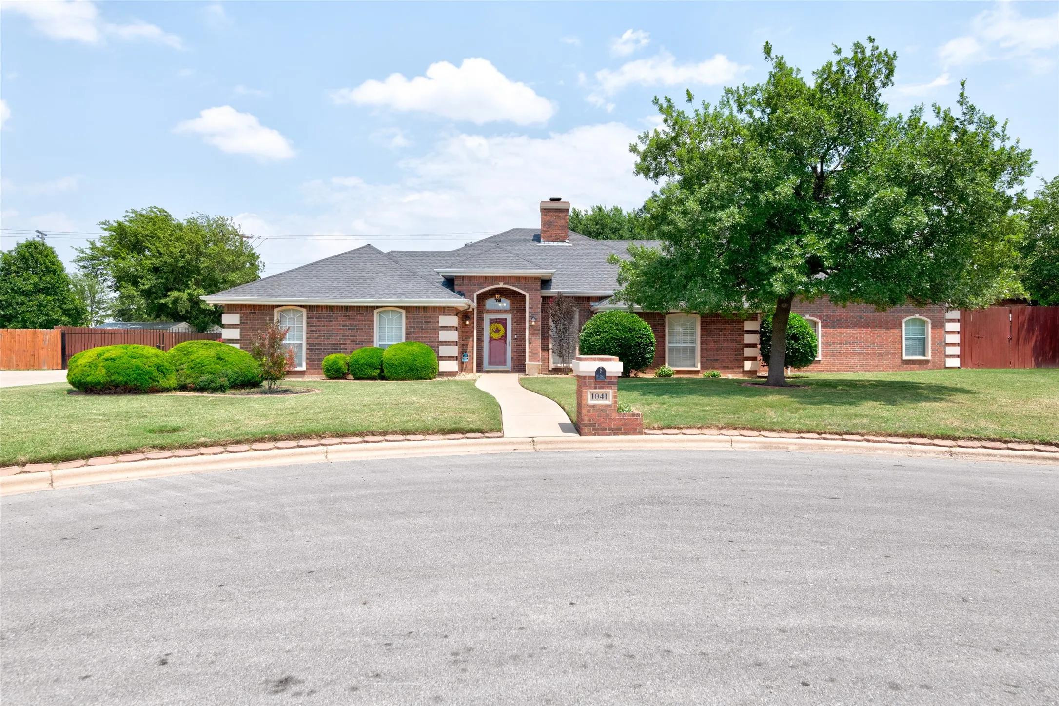 Single Family Residence For Sale in Taylor County , 1041 Parsons Road, Abilene, Texas 79602, 3 Bedrooms, 3 Bathrooms, 2 Garage spaces, 2,703 Sqft, built in 1998, Price $465,000, mls#21272248, Real Estate Agent in Abilene, Homes For Sale in Taylor county, Homes For Sale in Abilene, Realtor in Abilene Texas, Real Estate Brokerage Independent Realty Texas, Luminita Cordes Realtor