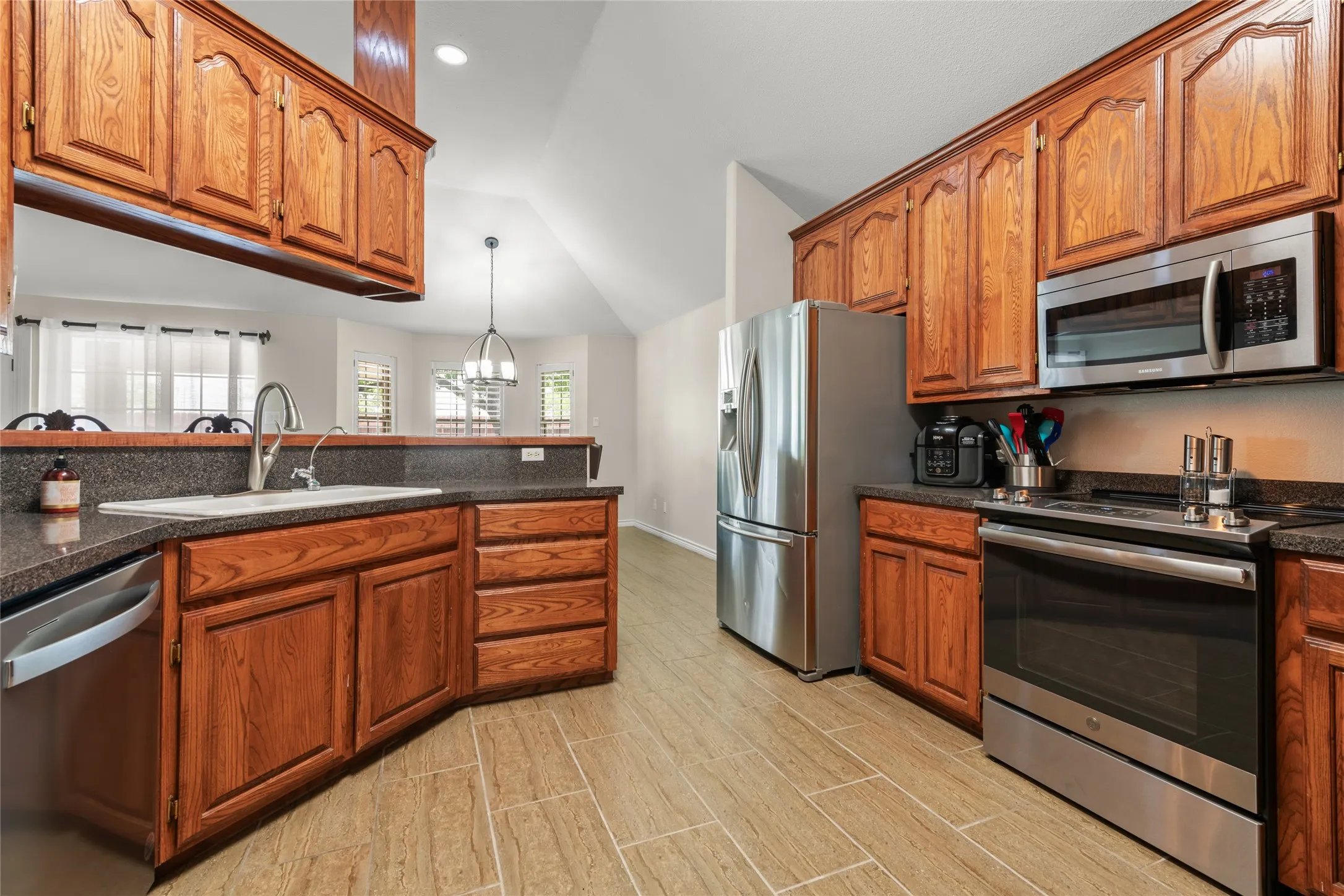 Single Family Residence For Sale in Taylor County , 1041 Parsons Road, Abilene, Texas 79602, 3 Bedrooms, 3 Bathrooms, 2 Garage spaces, 2,703 Sqft, built in 1998, Price $465,000, mls#21272248, Real Estate Agent in Abilene, Homes For Sale in Taylor county, Homes For Sale in Abilene, Realtor in Abilene Texas, Real Estate Brokerage Independent Realty Texas, Luminita Cordes Realtor