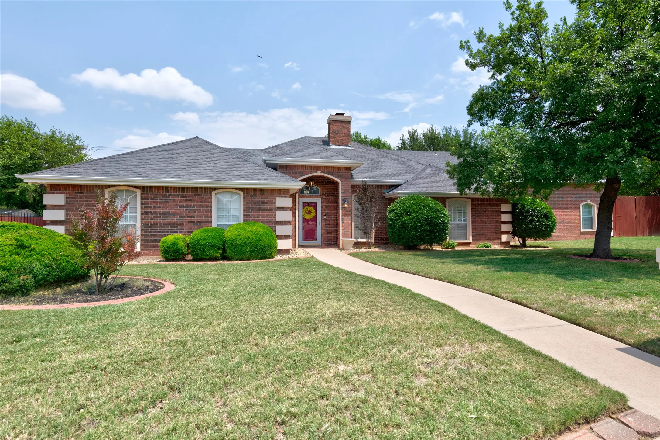 Single Family Residence For Sale in Taylor County , 1041 Parsons Road, Abilene, Texas 79602, 3 Bedrooms, 3 Bathrooms, 2 Garage spaces, 2,703 Sqft, built in 1998, Price $465,000, mls#21272248, Real Estate Agent in Abilene, Homes For Sale in Taylor county, Homes For Sale in Abilene, Realtor in Abilene Texas, Real Estate Brokerage Independent Realty Texas, Luminita Cordes Realtor