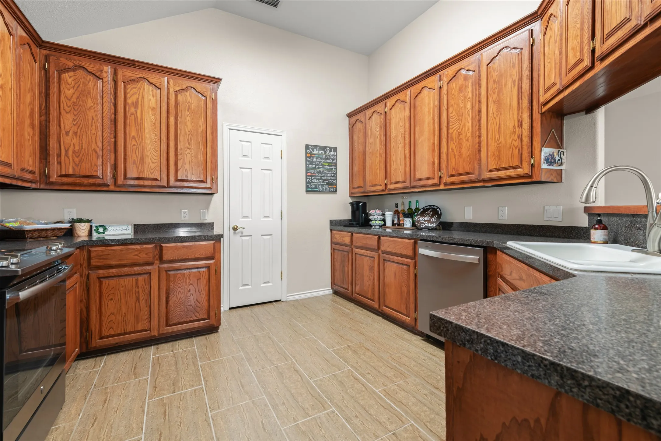 Single Family Residence For Sale in Taylor County , 1041 Parsons Road, Abilene, Texas 79602, 3 Bedrooms, 3 Bathrooms, 2 Garage spaces, 2,703 Sqft, built in 1998, Price $465,000, mls#21272248, Real Estate Agent in Abilene, Homes For Sale in Taylor county, Homes For Sale in Abilene, Realtor in Abilene Texas, Real Estate Brokerage Independent Realty Texas, Luminita Cordes Realtor