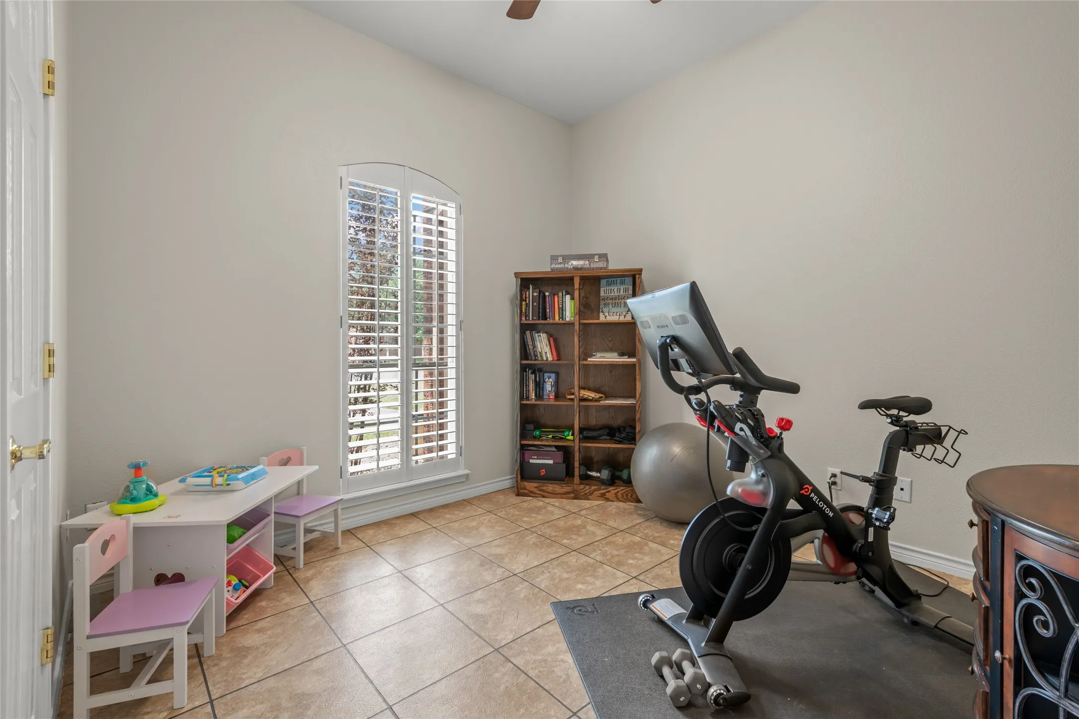 Single Family Residence For Sale in Taylor County , 1041 Parsons Road, Abilene, Texas 79602, 3 Bedrooms, 3 Bathrooms, 2 Garage spaces, 2,703 Sqft, built in 1998, Price $465,000, mls#21272248, Real Estate Agent in Abilene, Homes For Sale in Taylor county, Homes For Sale in Abilene, Realtor in Abilene Texas, Real Estate Brokerage Independent Realty Texas, Luminita Cordes Realtor