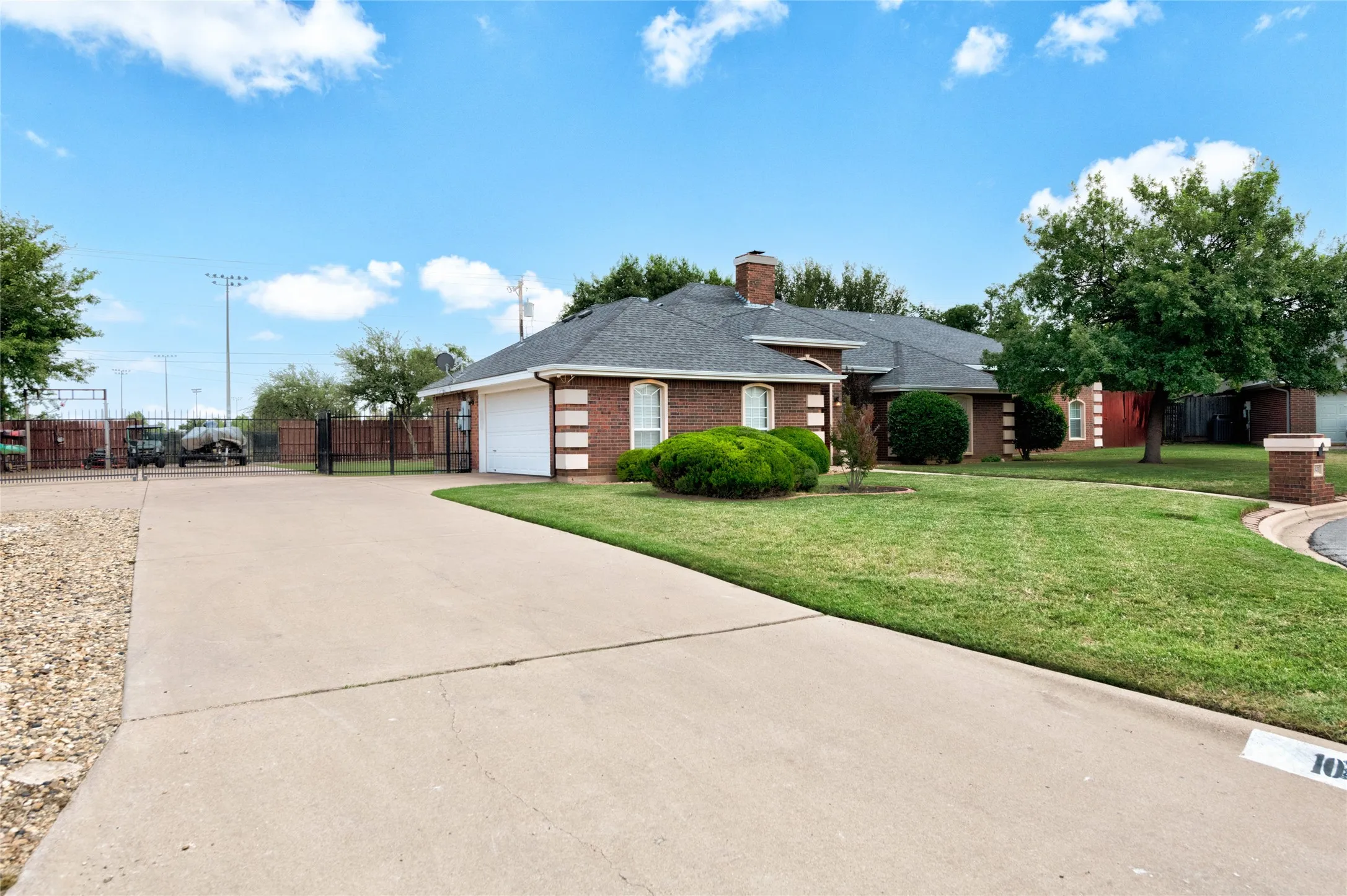 Single Family Residence For Sale in Taylor County , 1041 Parsons Road, Abilene, Texas 79602, 3 Bedrooms, 3 Bathrooms, 2 Garage spaces, 2,703 Sqft, built in 1998, Price $465,000, mls#21272248, Real Estate Agent in Abilene, Homes For Sale in Taylor county, Homes For Sale in Abilene, Realtor in Abilene Texas, Real Estate Brokerage Independent Realty Texas, Luminita Cordes Realtor