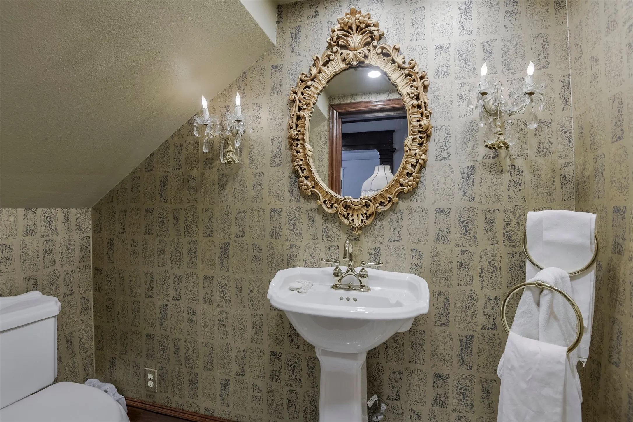 Single Family Residence For Sale in Ellis County , 400 W Denton Street, Ennis, Texas 75119, 5 Bedroom, 5 Bathroom, 1 Garage spaces, 6,966 Sqft, built in 1904, mls#21275950, Real Estate Agent in Ennis, Homes For Sale in Ellis county, Homes For Sale in Ennis, Realtor in Ennis Texas, Real Estate Brokerage Independent Realty Texas, Luminita Cordes Realtor