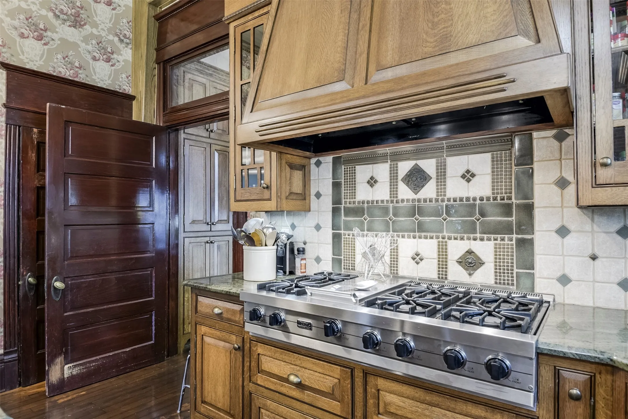 Single Family Residence For Sale in Ellis County , 400 W Denton Street, Ennis, Texas 75119, 5 Bedroom, 5 Bathroom, 1 Garage spaces, 6,966 Sqft, built in 1904, mls#21275950, Real Estate Agent in Ennis, Homes For Sale in Ellis county, Homes For Sale in Ennis, Realtor in Ennis Texas, Real Estate Brokerage Independent Realty Texas, Luminita Cordes Realtor