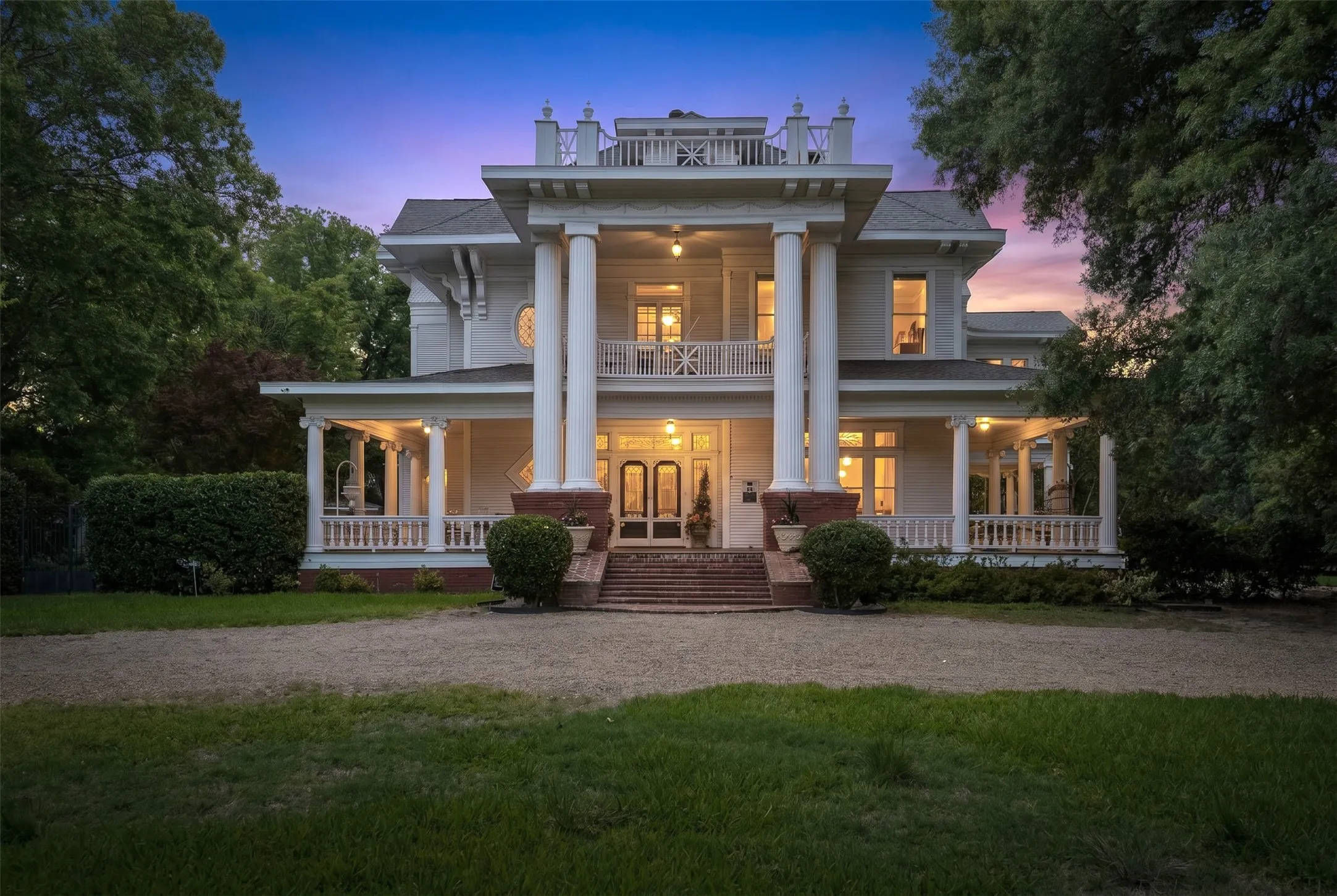 Single Family Residence For Sale in Ellis County , 400 W Denton Street, Ennis, Texas 75119, 5 Bedroom, 5 Bathroom, 1 Garage spaces, 6,966 Sqft, built in 1904, mls#21275950, Real Estate Agent in Ennis, Homes For Sale in Ellis county, Homes For Sale in Ennis, Realtor in Ennis Texas, Real Estate Brokerage Independent Realty Texas, Luminita Cordes Realtor
