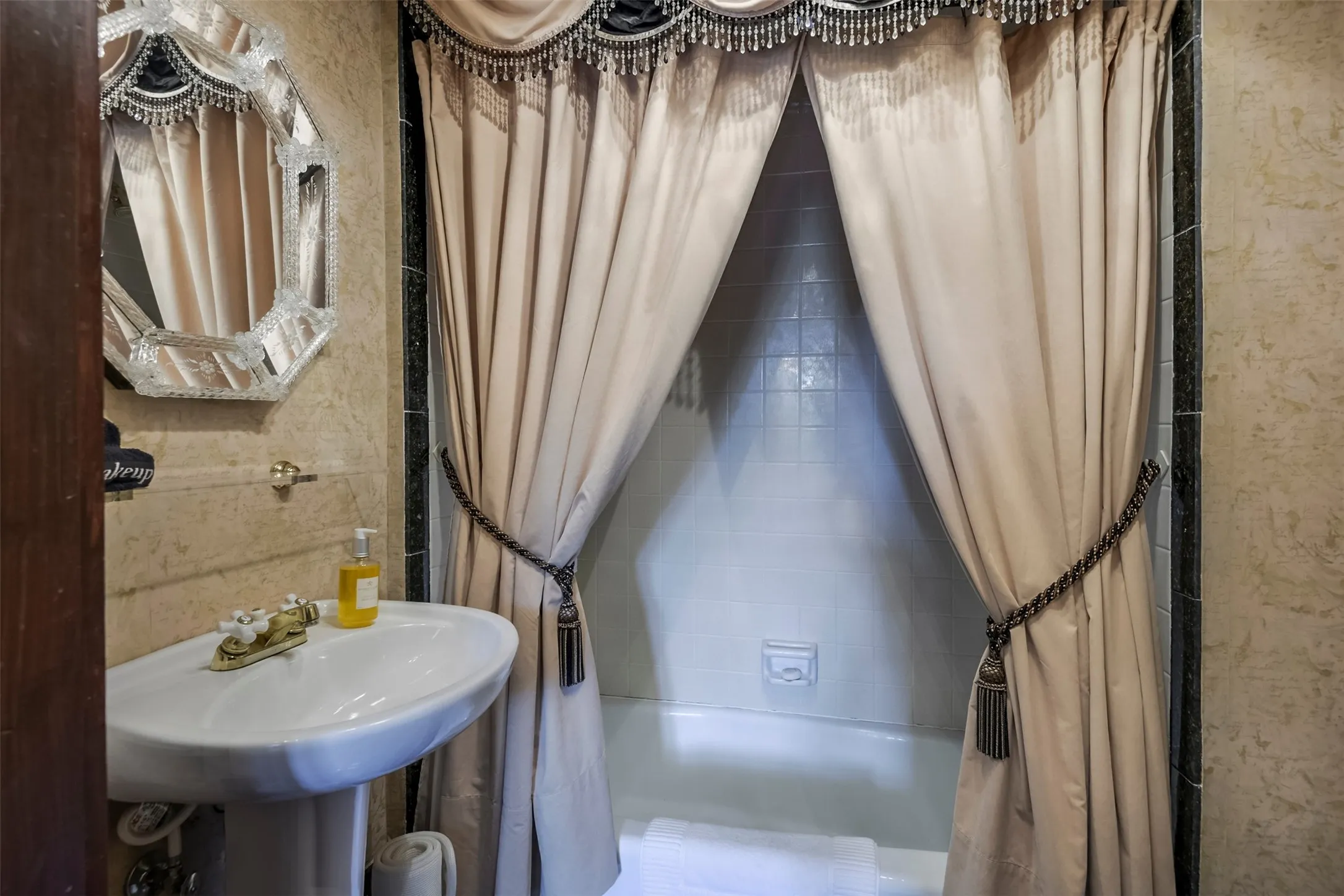 Single Family Residence For Sale in Ellis County , 400 W Denton Street, Ennis, Texas 75119, 5 Bedroom, 5 Bathroom, 1 Garage spaces, 6,966 Sqft, built in 1904, mls#21275950, Real Estate Agent in Ennis, Homes For Sale in Ellis county, Homes For Sale in Ennis, Realtor in Ennis Texas, Real Estate Brokerage Independent Realty Texas, Luminita Cordes Realtor