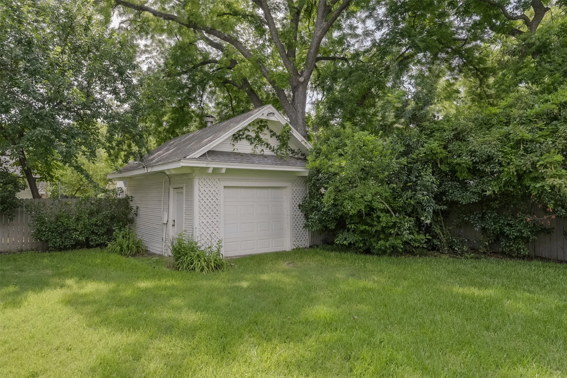 Single Family Residence For Sale in Ellis County , 400 W Denton Street, Ennis, Texas 75119, 5 Bedroom, 5 Bathroom, 1 Garage spaces, 6,966 Sqft, built in 1904, mls#21275950, Real Estate Agent in Ennis, Homes For Sale in Ellis county, Homes For Sale in Ennis, Realtor in Ennis Texas, Real Estate Brokerage Independent Realty Texas, Luminita Cordes Realtor