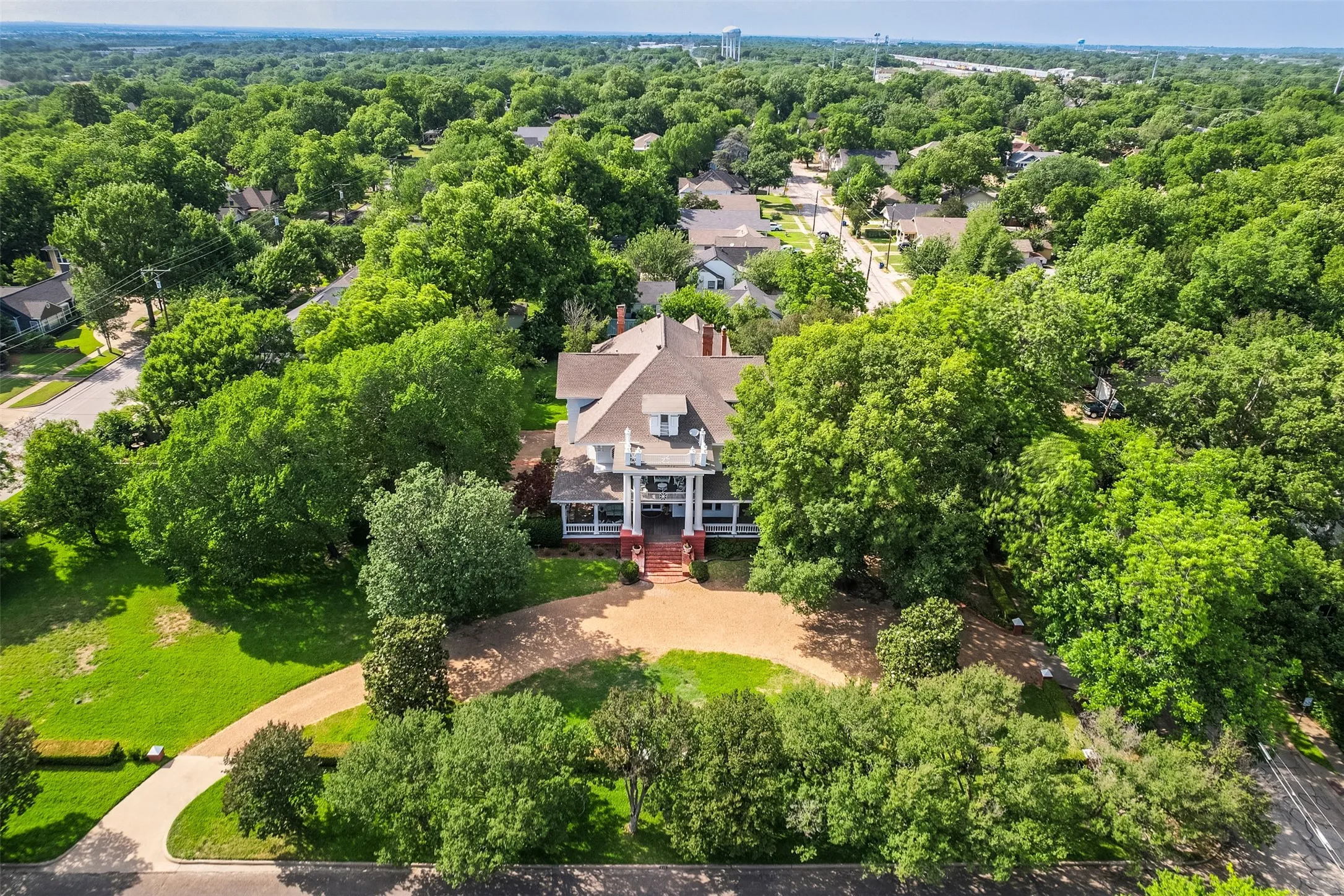 Single Family Residence For Sale in Ellis County , 400 W Denton Street, Ennis, Texas 75119, 5 Bedroom, 5 Bathroom, 1 Garage spaces, 6,966 Sqft, built in 1904, mls#21275950, Real Estate Agent in Ennis, Homes For Sale in Ellis county, Homes For Sale in Ennis, Realtor in Ennis Texas, Real Estate Brokerage Independent Realty Texas, Luminita Cordes Realtor