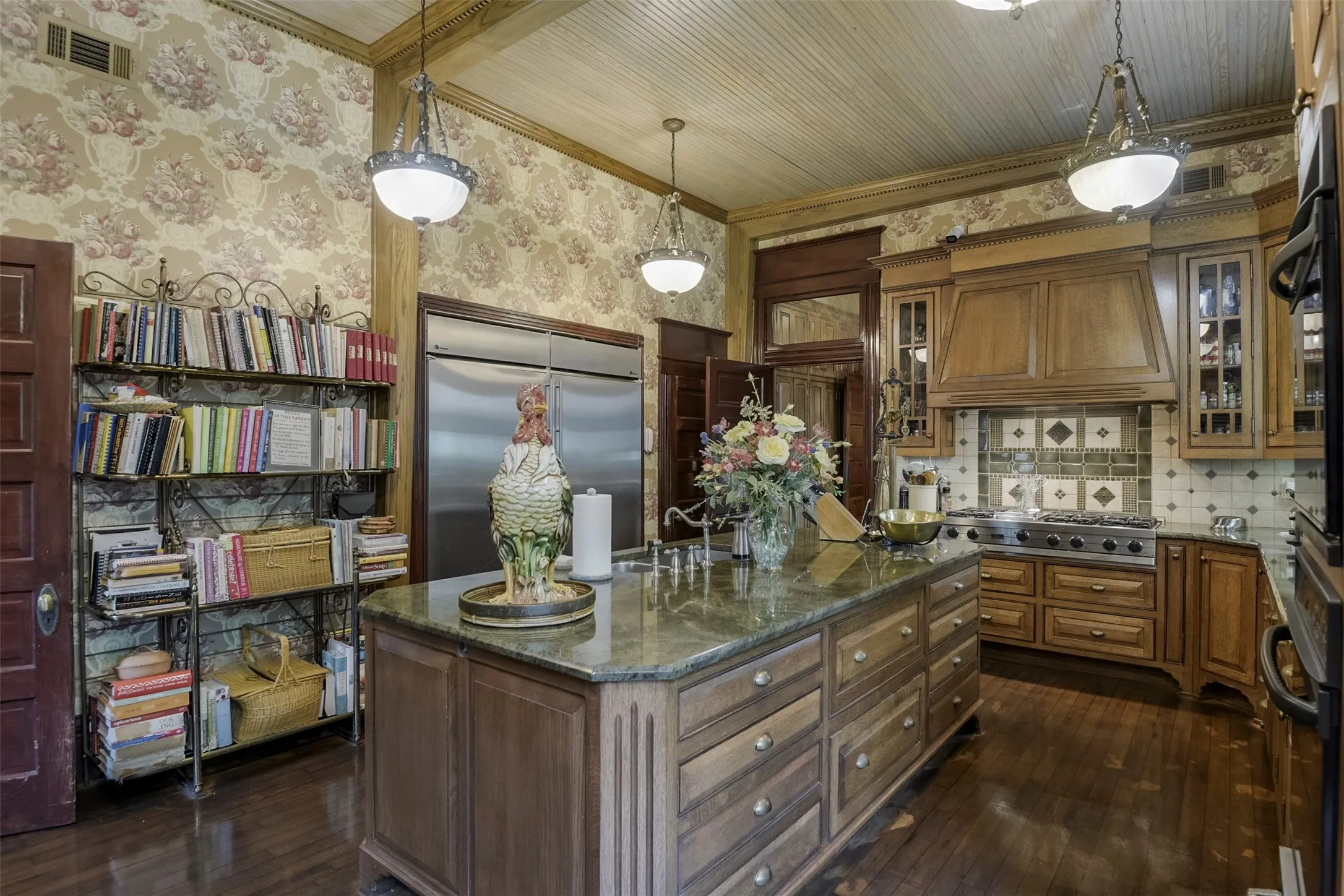 Single Family Residence For Sale in Ellis County , 400 W Denton Street, Ennis, Texas 75119, 5 Bedroom, 5 Bathroom, 1 Garage spaces, 6,966 Sqft, built in 1904, mls#21275950, Real Estate Agent in Ennis, Homes For Sale in Ellis county, Homes For Sale in Ennis, Realtor in Ennis Texas, Real Estate Brokerage Independent Realty Texas, Luminita Cordes Realtor