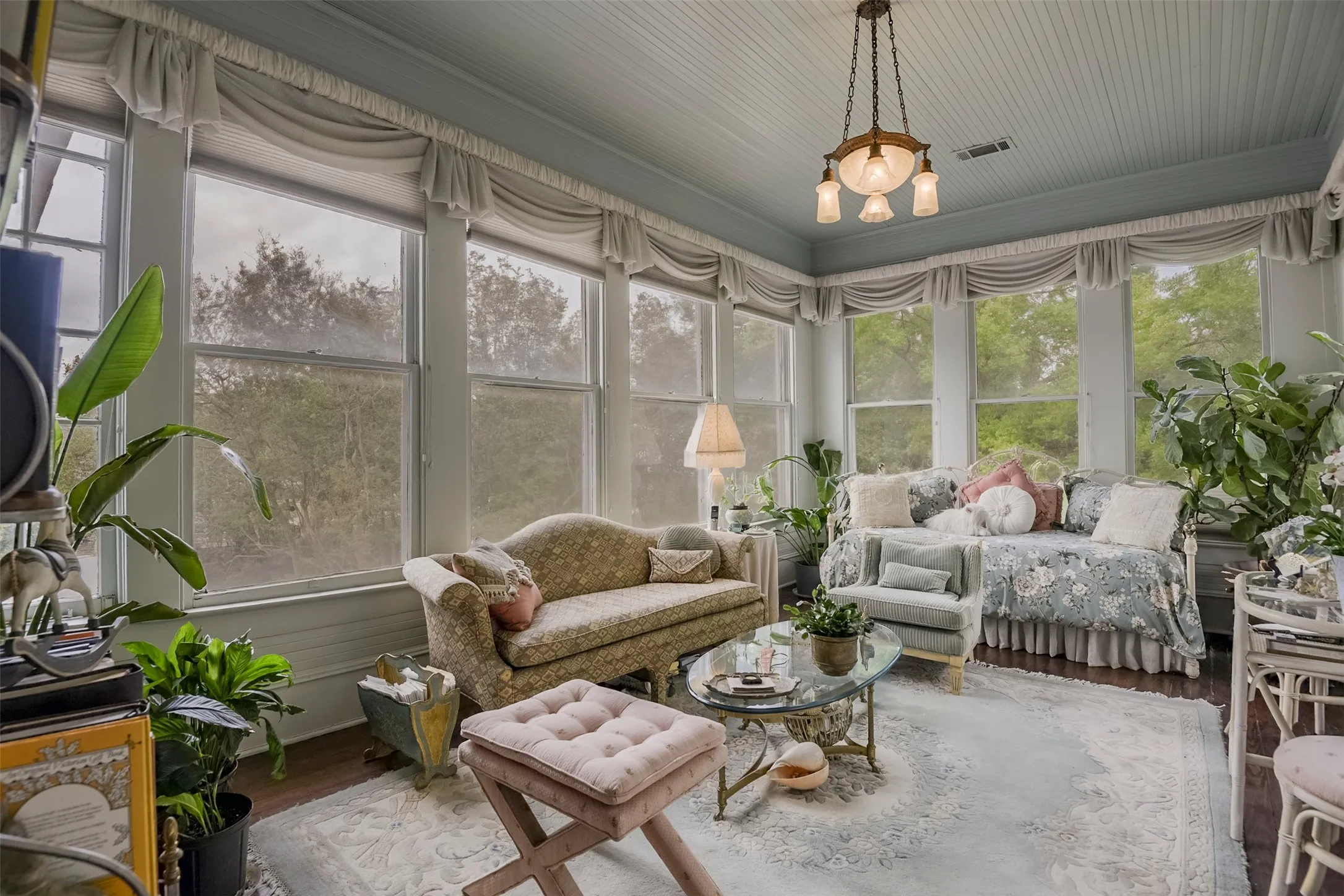 Single Family Residence For Sale in Ellis County , 400 W Denton Street, Ennis, Texas 75119, 5 Bedroom, 5 Bathroom, 1 Garage spaces, 6,966 Sqft, built in 1904, mls#21275950, Real Estate Agent in Ennis, Homes For Sale in Ellis county, Homes For Sale in Ennis, Realtor in Ennis Texas, Real Estate Brokerage Independent Realty Texas, Luminita Cordes Realtor