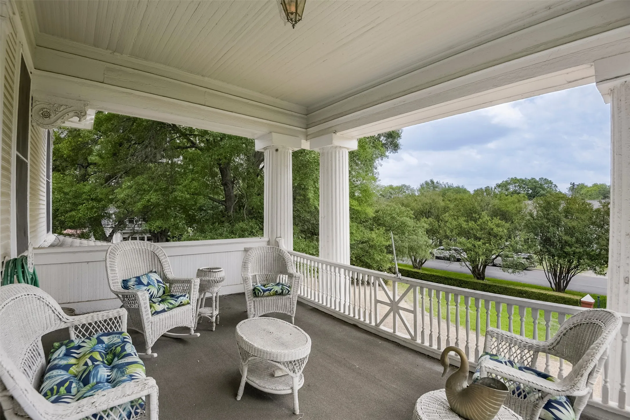 Single Family Residence For Sale in Ellis County , 400 W Denton Street, Ennis, Texas 75119, 5 Bedroom, 5 Bathroom, 1 Garage spaces, 6,966 Sqft, built in 1904, mls#21275950, Real Estate Agent in Ennis, Homes For Sale in Ellis county, Homes For Sale in Ennis, Realtor in Ennis Texas, Real Estate Brokerage Independent Realty Texas, Luminita Cordes Realtor