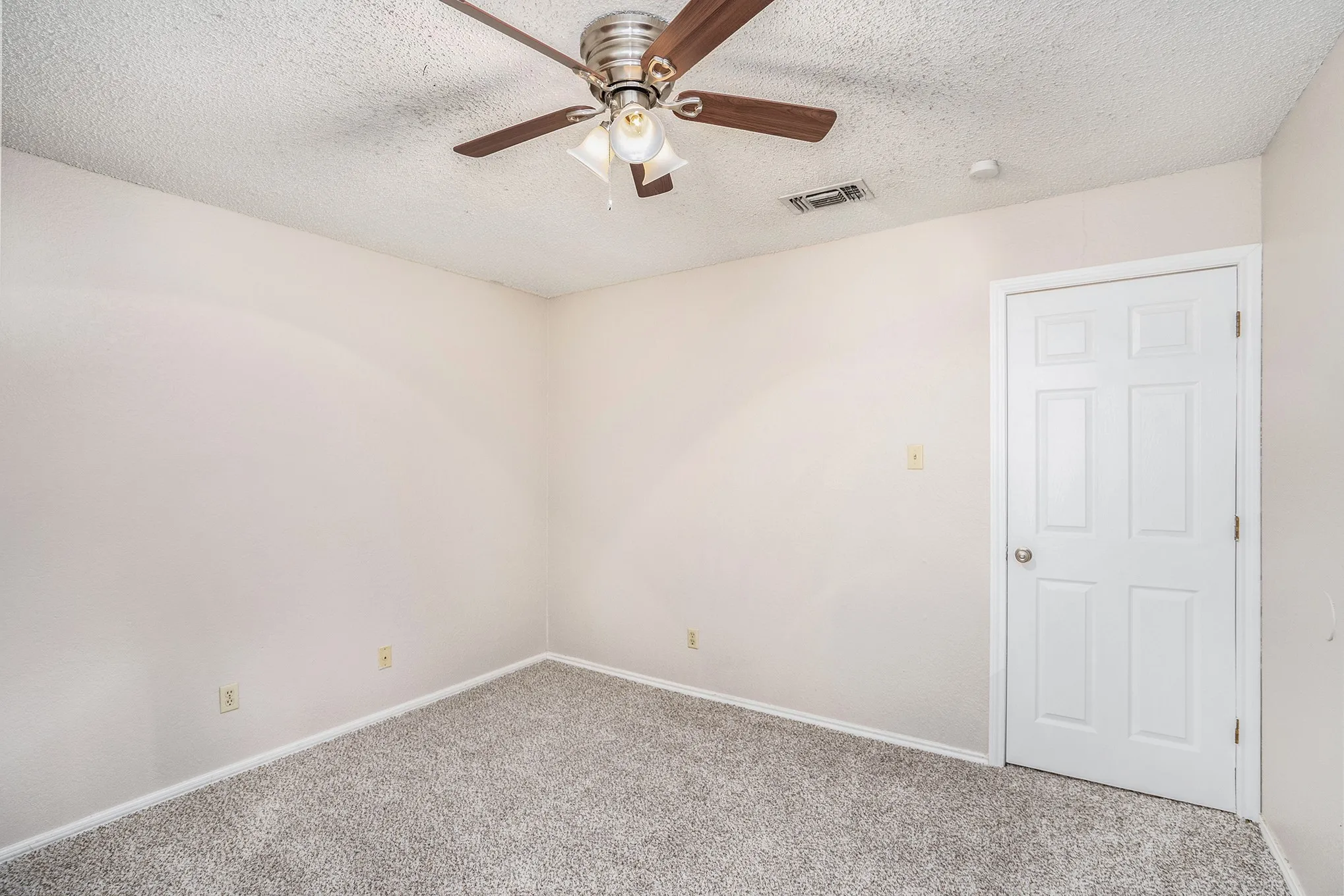 Apartment For Rent in Tarrant County , 3301 Aurora Street D, Haltom City, Texas 76117, 2 Bedroom, 2 Bathroom, Garage spaces, 1,120 Sqft, built in 1985, mls#21276162, Real Estate Agent in Haltom City, Homes For Rent in Tarrant county, Homes For Rent in Haltom City, Realtor in Haltom City Texas, Real Estate Brokerage Independent Realty Texas, Luminita Cordes Realtor