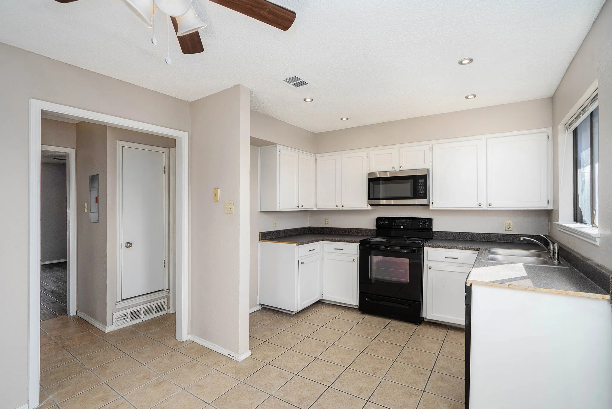 Apartment For Rent in Tarrant County , 3301 Aurora Street D, Haltom City, Texas 76117, 2 Bedroom, 2 Bathroom, Garage spaces, 1,120 Sqft, built in 1985, mls#21276162, Real Estate Agent in Haltom City, Homes For Rent in Tarrant county, Homes For Rent in Haltom City, Realtor in Haltom City Texas, Real Estate Brokerage Independent Realty Texas, Luminita Cordes Realtor