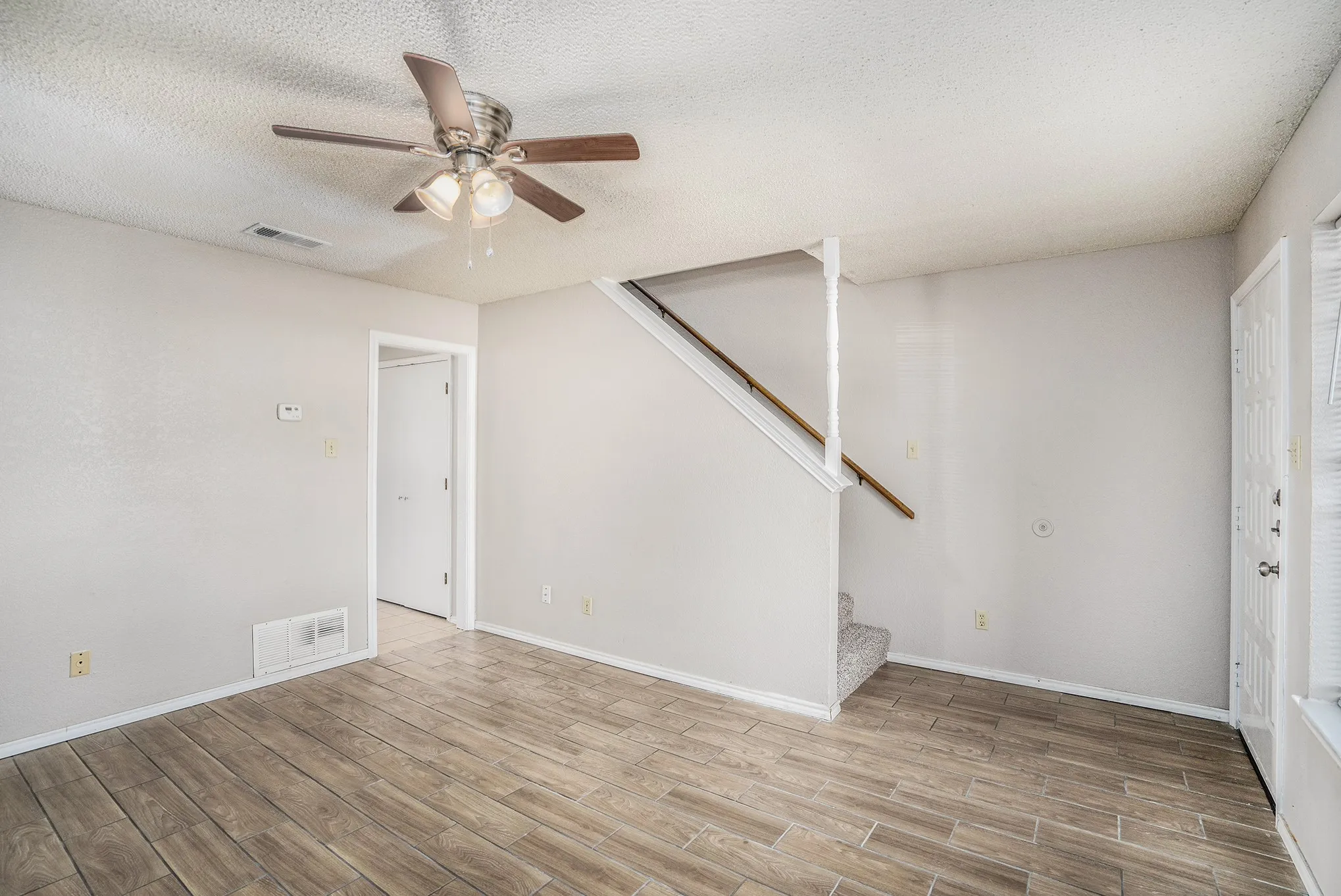 Apartment For Rent in Tarrant County , 3301 Aurora Street D, Haltom City, Texas 76117, 2 Bedroom, 2 Bathroom, Garage spaces, 1,120 Sqft, built in 1985, mls#21276162, Real Estate Agent in Haltom City, Homes For Rent in Tarrant county, Homes For Rent in Haltom City, Realtor in Haltom City Texas, Real Estate Brokerage Independent Realty Texas, Luminita Cordes Realtor