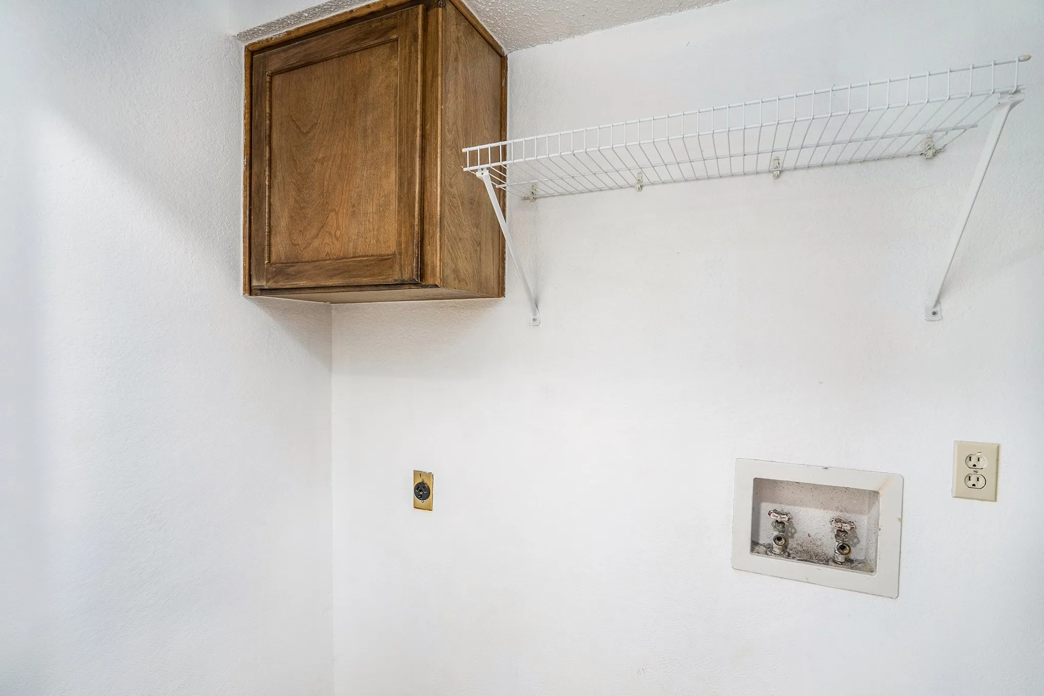 Apartment For Rent in Tarrant County , 3301 Aurora Street D, Haltom City, Texas 76117, 2 Bedroom, 2 Bathroom, Garage spaces, 1,120 Sqft, built in 1985, mls#21276162, Real Estate Agent in Haltom City, Homes For Rent in Tarrant county, Homes For Rent in Haltom City, Realtor in Haltom City Texas, Real Estate Brokerage Independent Realty Texas, Luminita Cordes Realtor