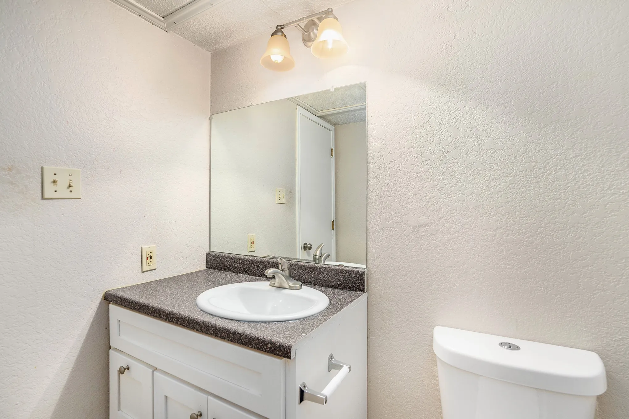 Apartment For Rent in Tarrant County , 3301 Aurora Street D, Haltom City, Texas 76117, 2 Bedroom, 2 Bathroom, Garage spaces, 1,120 Sqft, built in 1985, mls#21276162, Real Estate Agent in Haltom City, Homes For Rent in Tarrant county, Homes For Rent in Haltom City, Realtor in Haltom City Texas, Real Estate Brokerage Independent Realty Texas, Luminita Cordes Realtor