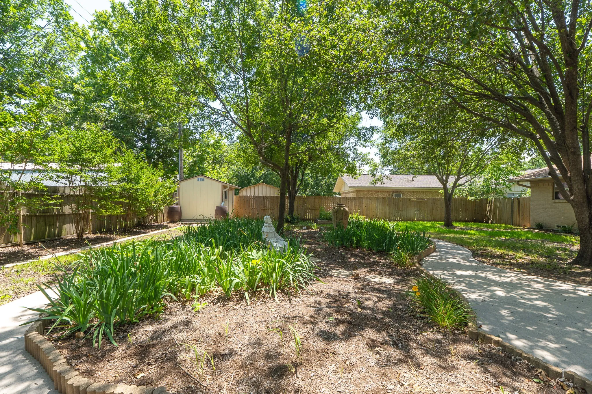 Single Family Residence For Sale in Cooke County , 308 Willow Way, Gainesville, Texas 76240, 3 Bedrooms, 2 Bathrooms, 2 Garage spaces, 1,515 Sqft, built in 1973, Price $199,000, mls#21274341, Real Estate Agent in Gainesville, Homes For Sale in Cooke county, Homes For Sale in Gainesville, Realtor in Gainesville Texas, Real Estate Brokerage Independent Realty Texas, Luminita Cordes Realtor