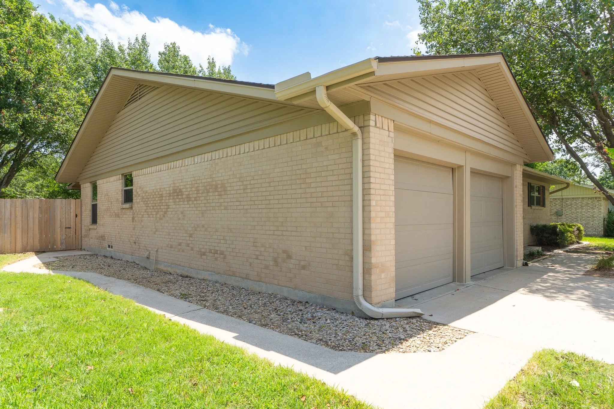 Single Family Residence For Sale in Cooke County , 308 Willow Way, Gainesville, Texas 76240, 3 Bedrooms, 2 Bathrooms, 2 Garage spaces, 1,515 Sqft, built in 1973, Price $199,000, mls#21274341, Real Estate Agent in Gainesville, Homes For Sale in Cooke county, Homes For Sale in Gainesville, Realtor in Gainesville Texas, Real Estate Brokerage Independent Realty Texas, Luminita Cordes Realtor
