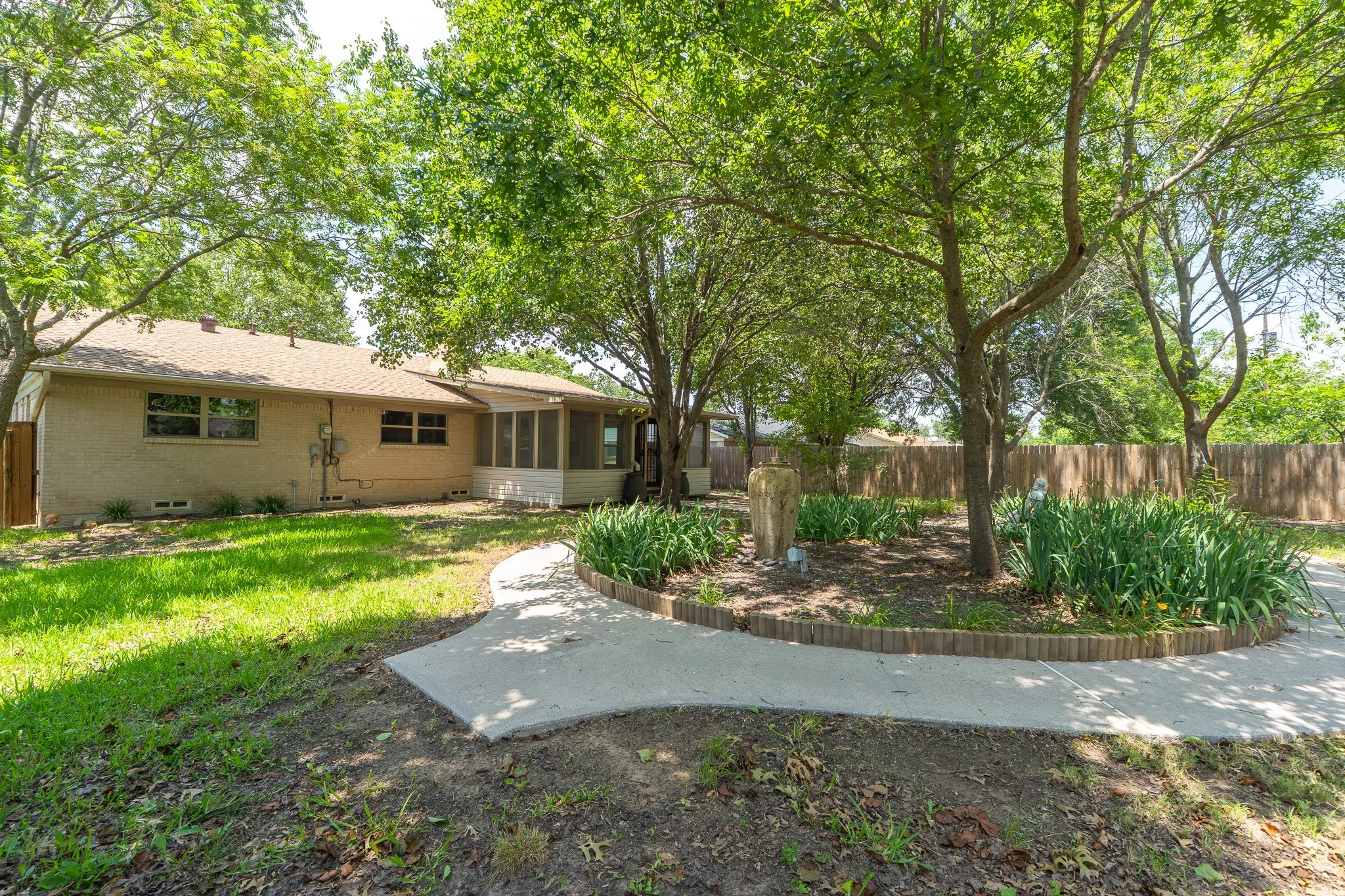 Single Family Residence For Sale in Cooke County , 308 Willow Way, Gainesville, Texas 76240, 3 Bedrooms, 2 Bathrooms, 2 Garage spaces, 1,515 Sqft, built in 1973, Price $199,000, mls#21274341, Real Estate Agent in Gainesville, Homes For Sale in Cooke county, Homes For Sale in Gainesville, Realtor in Gainesville Texas, Real Estate Brokerage Independent Realty Texas, Luminita Cordes Realtor