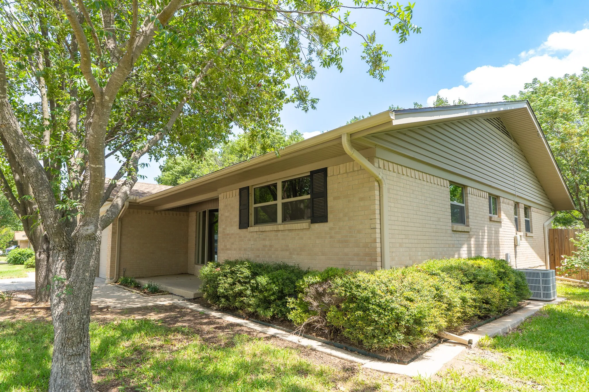 Single Family Residence For Sale in Cooke County , 308 Willow Way, Gainesville, Texas 76240, 3 Bedrooms, 2 Bathrooms, 2 Garage spaces, 1,515 Sqft, built in 1973, Price $199,000, mls#21274341, Real Estate Agent in Gainesville, Homes For Sale in Cooke county, Homes For Sale in Gainesville, Realtor in Gainesville Texas, Real Estate Brokerage Independent Realty Texas, Luminita Cordes Realtor