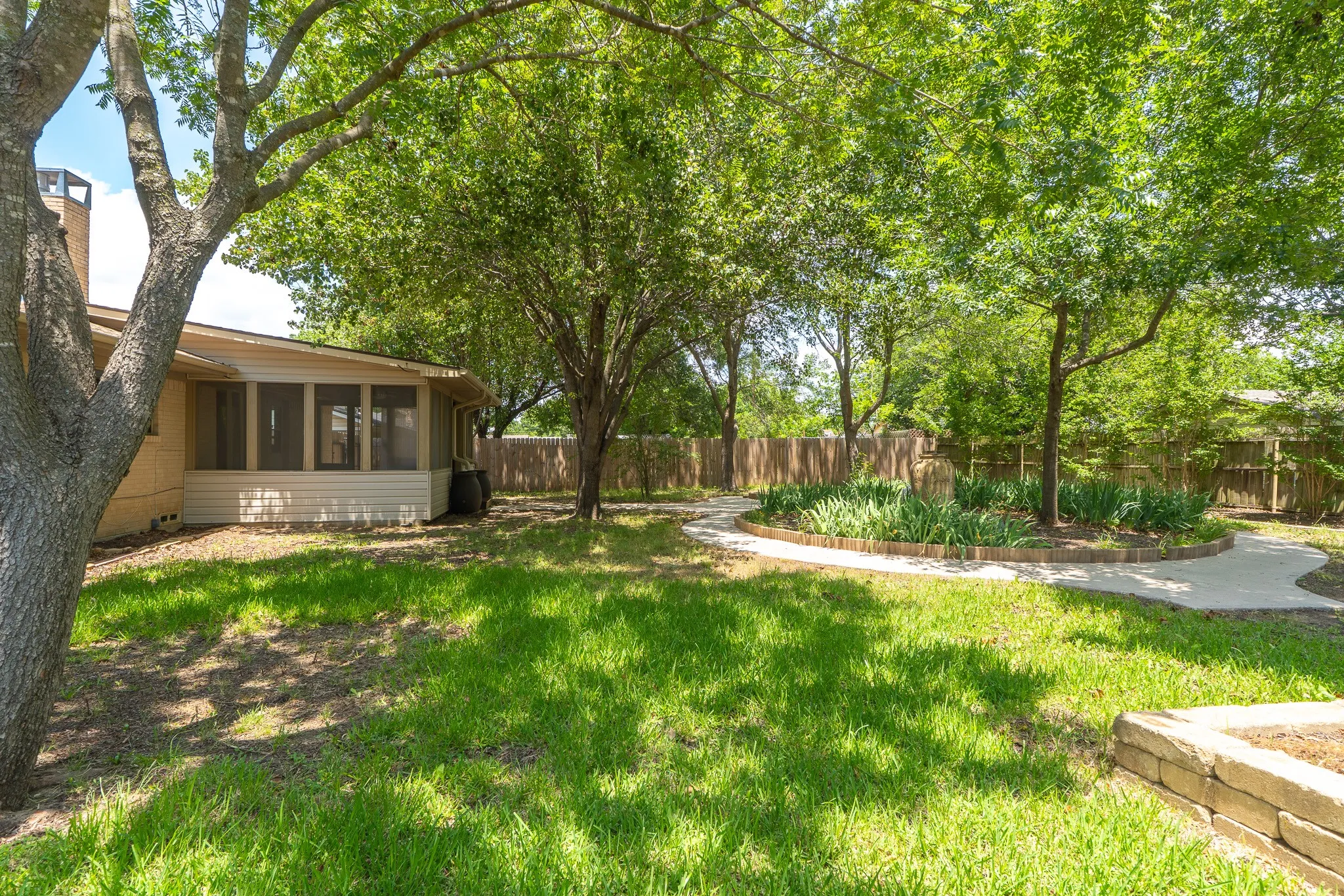 Single Family Residence For Sale in Cooke County , 308 Willow Way, Gainesville, Texas 76240, 3 Bedrooms, 2 Bathrooms, 2 Garage spaces, 1,515 Sqft, built in 1973, Price $199,000, mls#21274341, Real Estate Agent in Gainesville, Homes For Sale in Cooke county, Homes For Sale in Gainesville, Realtor in Gainesville Texas, Real Estate Brokerage Independent Realty Texas, Luminita Cordes Realtor