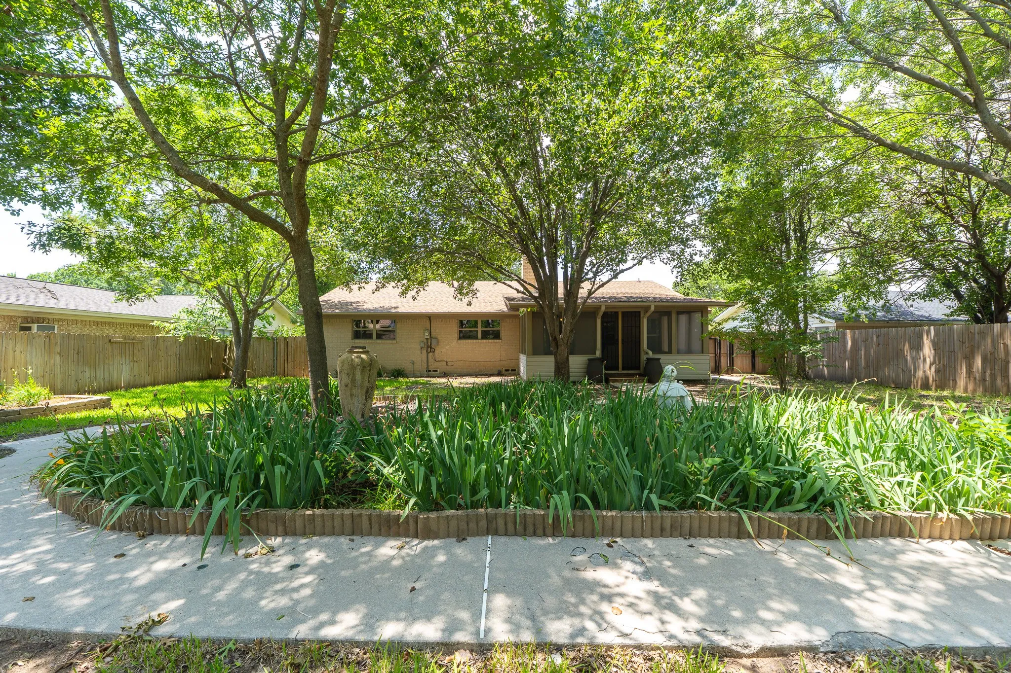 Single Family Residence For Sale in Cooke County , 308 Willow Way, Gainesville, Texas 76240, 3 Bedrooms, 2 Bathrooms, 2 Garage spaces, 1,515 Sqft, built in 1973, Price $199,000, mls#21274341, Real Estate Agent in Gainesville, Homes For Sale in Cooke county, Homes For Sale in Gainesville, Realtor in Gainesville Texas, Real Estate Brokerage Independent Realty Texas, Luminita Cordes Realtor