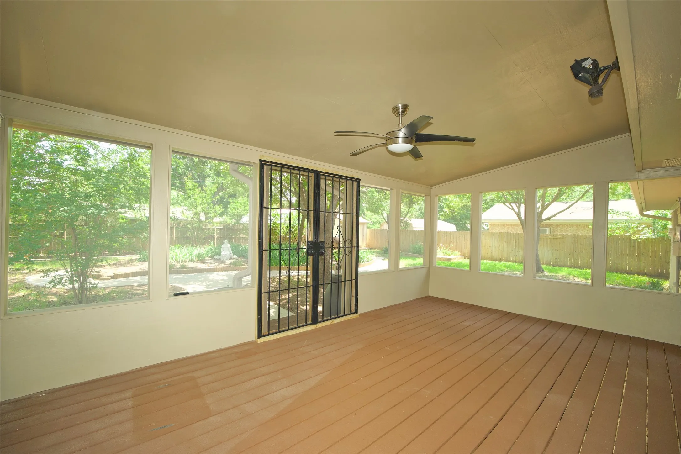 Single Family Residence For Sale in Cooke County , 308 Willow Way, Gainesville, Texas 76240, 3 Bedrooms, 2 Bathrooms, 2 Garage spaces, 1,515 Sqft, built in 1973, Price $199,000, mls#21274341, Real Estate Agent in Gainesville, Homes For Sale in Cooke county, Homes For Sale in Gainesville, Realtor in Gainesville Texas, Real Estate Brokerage Independent Realty Texas, Luminita Cordes Realtor