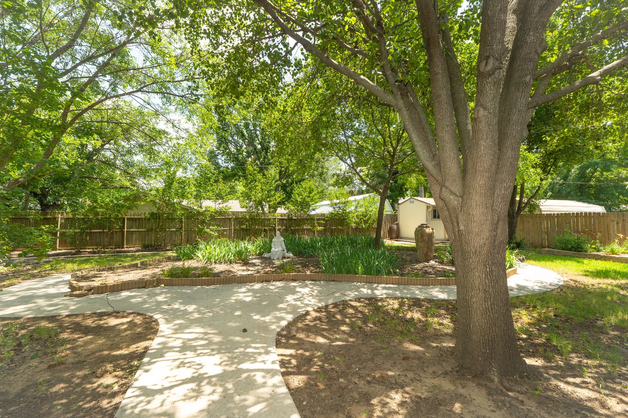 Single Family Residence For Sale in Cooke County , 308 Willow Way, Gainesville, Texas 76240, 3 Bedrooms, 2 Bathrooms, 2 Garage spaces, 1,515 Sqft, built in 1973, Price $199,000, mls#21274341, Real Estate Agent in Gainesville, Homes For Sale in Cooke county, Homes For Sale in Gainesville, Realtor in Gainesville Texas, Real Estate Brokerage Independent Realty Texas, Luminita Cordes Realtor