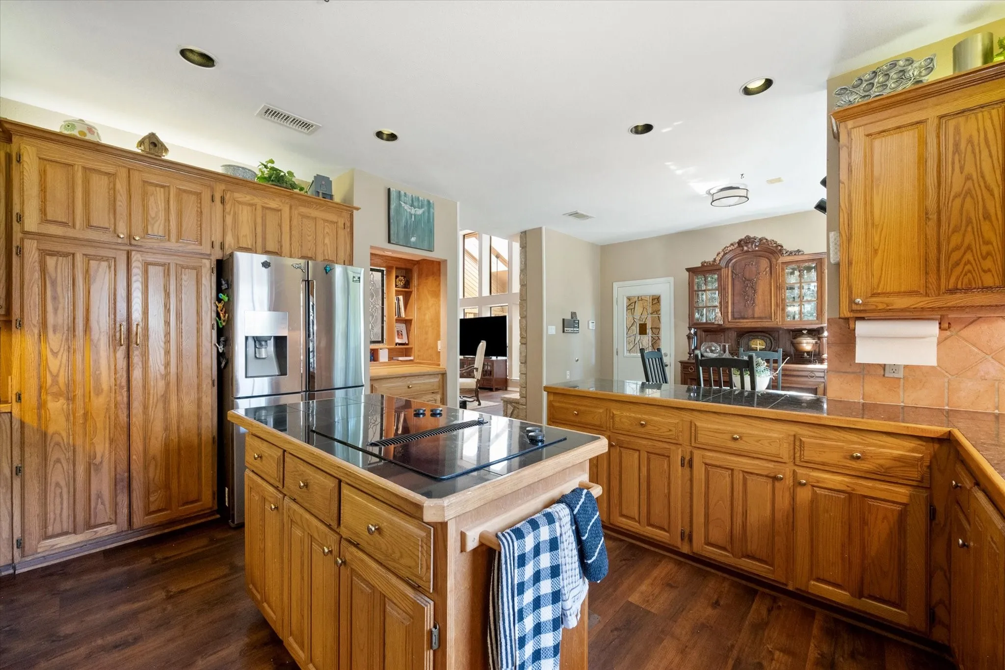 Single Family Residence For Sale in Tarrant County , 4917 Wareham Drive, Arlington, Texas 76017, 4 Bedroom, 4 Bathroom, 2 Garage spaces, 3,048 Sqft, built in 1987, mls#21257887, Real Estate Agent in Arlington, Homes For Sale in Tarrant county, Homes For Sale in Arlington, Realtor in Arlington Texas, Real Estate Brokerage Independent Realty Texas, Luminita Cordes Realtor