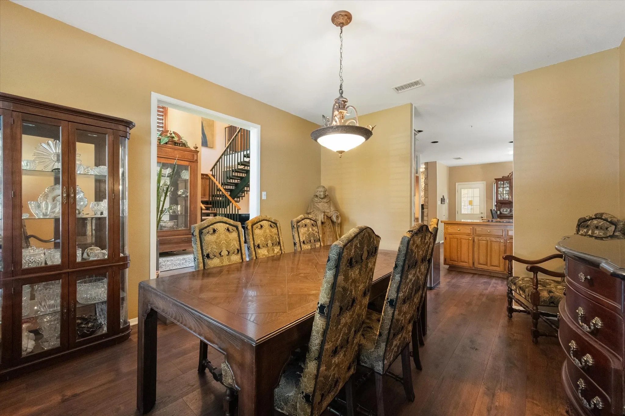 Single Family Residence For Sale in Tarrant County , 4917 Wareham Drive, Arlington, Texas 76017, 4 Bedroom, 4 Bathroom, 2 Garage spaces, 3,048 Sqft, built in 1987, mls#21257887, Real Estate Agent in Arlington, Homes For Sale in Tarrant county, Homes For Sale in Arlington, Realtor in Arlington Texas, Real Estate Brokerage Independent Realty Texas, Luminita Cordes Realtor
