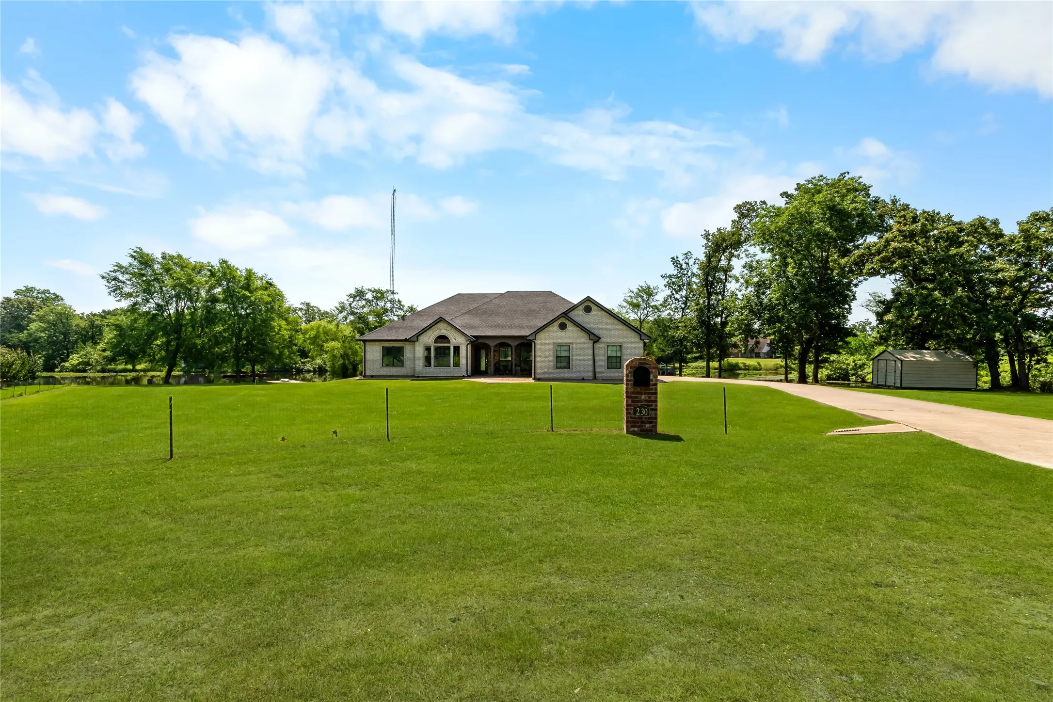 Single Family Residence For Sale in Van Zandt County , 230 Vz County Road 1833, Grand Saline, Texas 75140, 3 Bedroom, 3 Bathroom, 3 Garage spaces, 2,202 Sqft, built in 2008, mls#21260052, Real Estate Agent in Grand Saline, Homes For Sale in Van Zandt county, Homes For Sale in Grand Saline, Realtor in Grand Saline Texas, Real Estate Brokerage Independent Realty Texas, Luminita Cordes Realtor