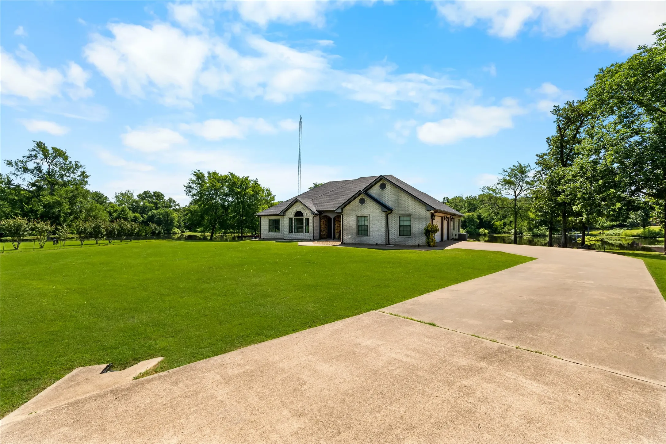 Single Family Residence For Sale in Van Zandt County , 230 Vz County Road 1833, Grand Saline, Texas 75140, 3 Bedroom, 3 Bathroom, 3 Garage spaces, 2,202 Sqft, built in 2008, mls#21260052, Real Estate Agent in Grand Saline, Homes For Sale in Van Zandt county, Homes For Sale in Grand Saline, Realtor in Grand Saline Texas, Real Estate Brokerage Independent Realty Texas, Luminita Cordes Realtor