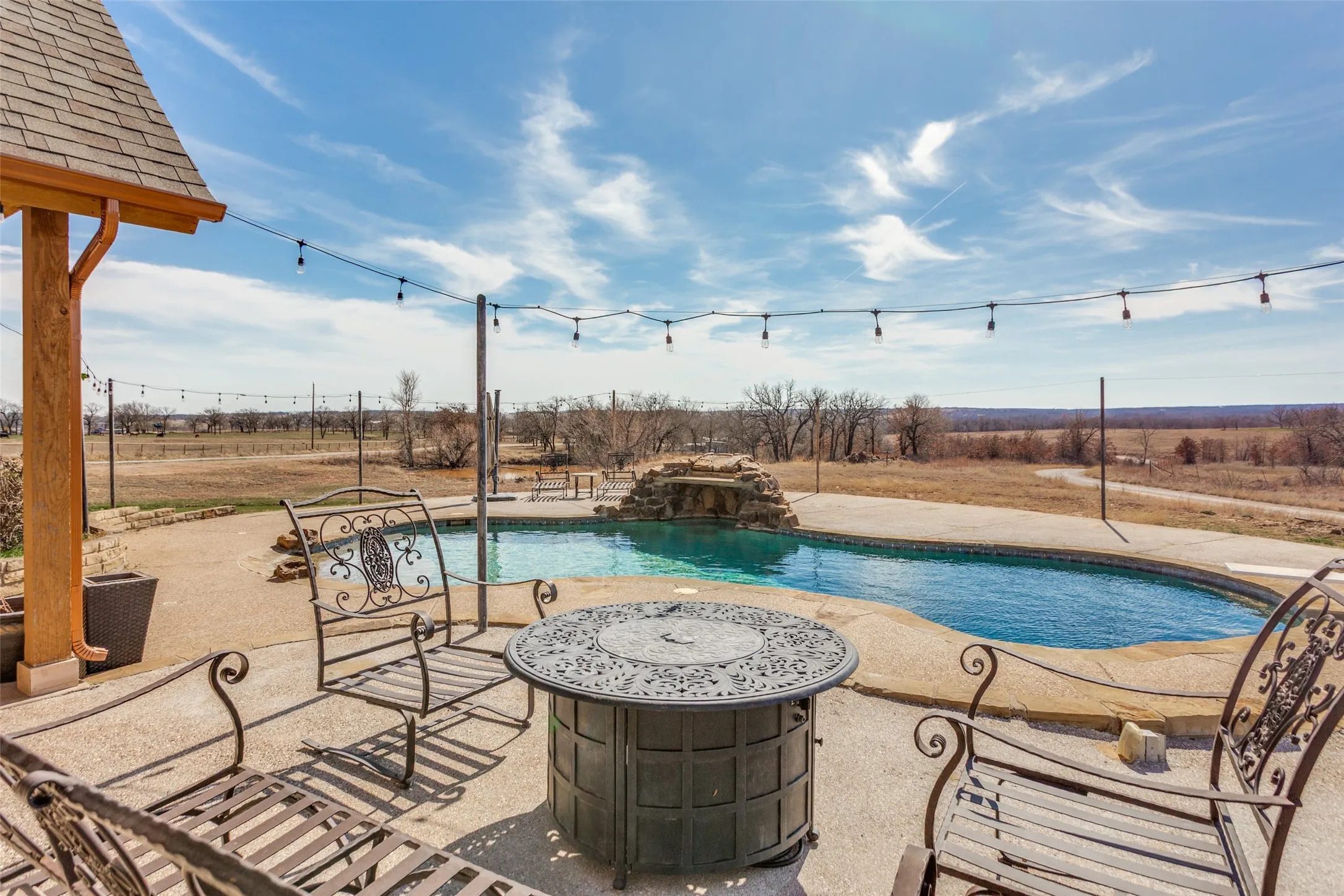 Single Family Residence For Sale in Wise County , 1233 County Road 3550, Paradise, Texas 76073, 4 Bedroom, 3 Bathroom, 2 Garage spaces, 3,030 Sqft, built in 2010, mls#21276178, Real Estate Agent in Paradise, Homes For Sale in Wise county, Homes For Sale in Paradise, Realtor in Paradise Texas, Real Estate Brokerage Independent Realty Texas, Luminita Cordes Realtor