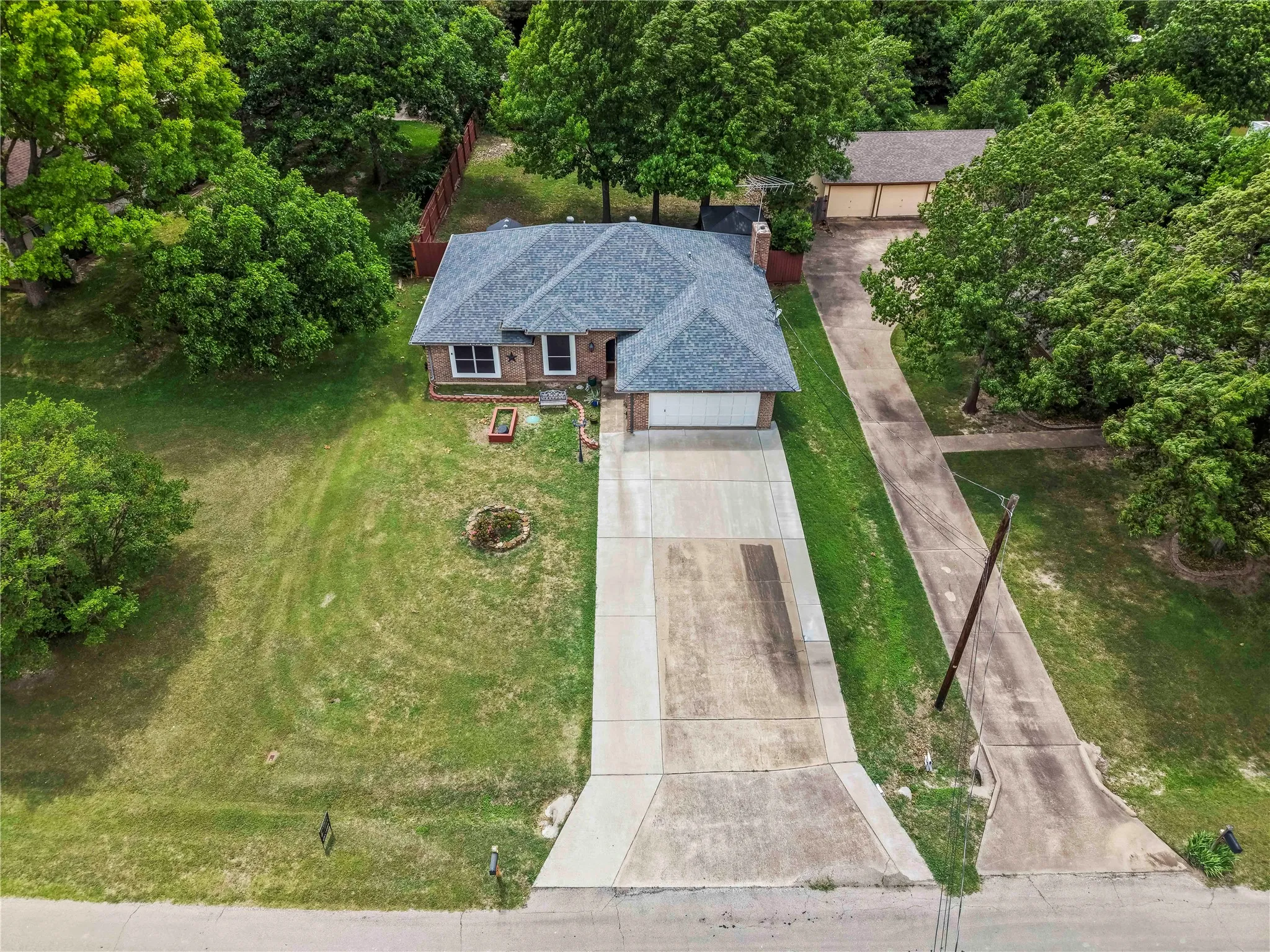 Single Family Residence For Sale in Dallas County , 403 N Casa Grande Circle, Duncanville, Texas 75116, 3 Bedroom, 2 Bathroom, 2 Garage spaces, 1,793 Sqft, built in 1985, mls#21274007, Real Estate Agent in Duncanville, Homes For Sale in Dallas county, Homes For Sale in Duncanville, Realtor in Duncanville Texas, Real Estate Brokerage Independent Realty Texas, Luminita Cordes Realtor